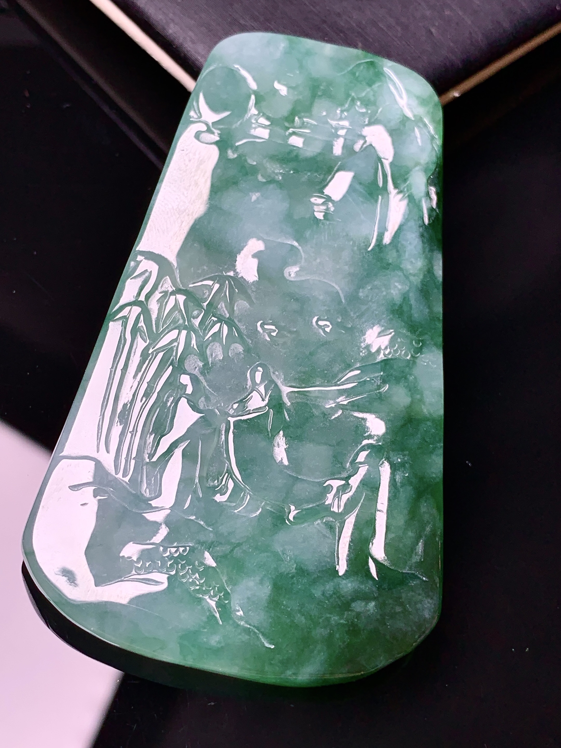 飘绿山水牌子吊坠 玉质细腻 色泽艳丽清新 水润亮眼 整体尺寸51.8*36.5*4.5