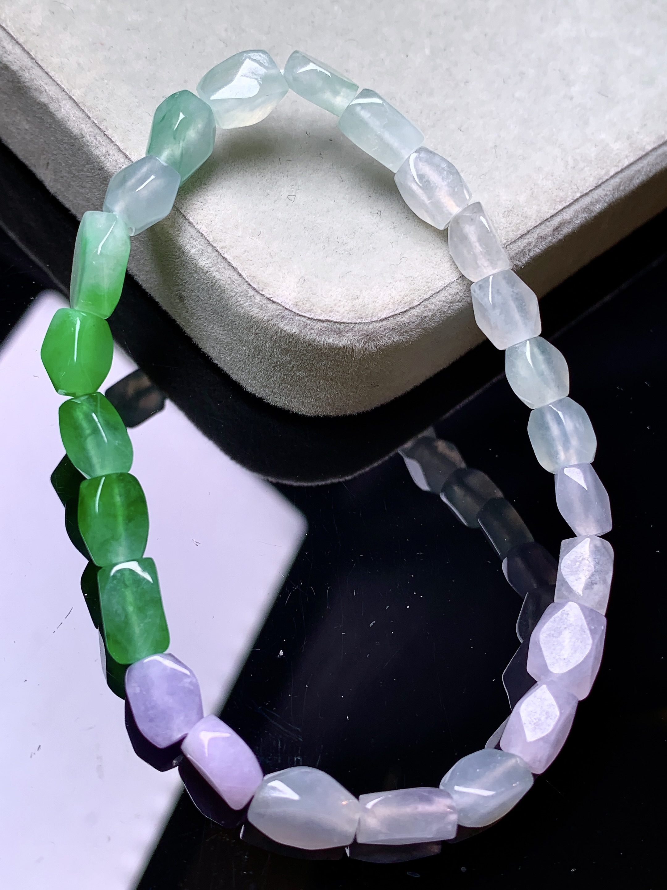 随形手链吊坠 玉质细腻 色泽艳丽清新 水润亮眼 整体尺寸7.5*5.6*4.5