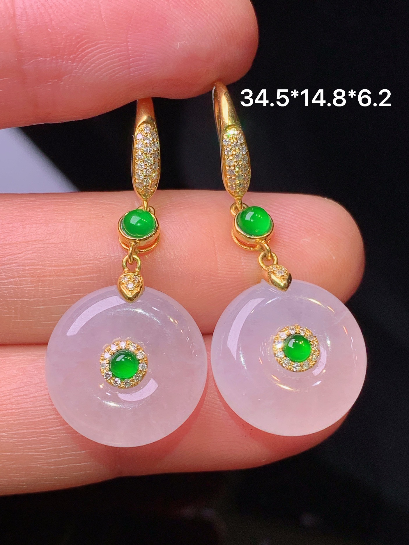 18k金钻镶嵌冰种平安扣耳坠 玉质细腻 色泽艳丽清新 水润亮眼 整体尺寸34.5*14.8*6.2