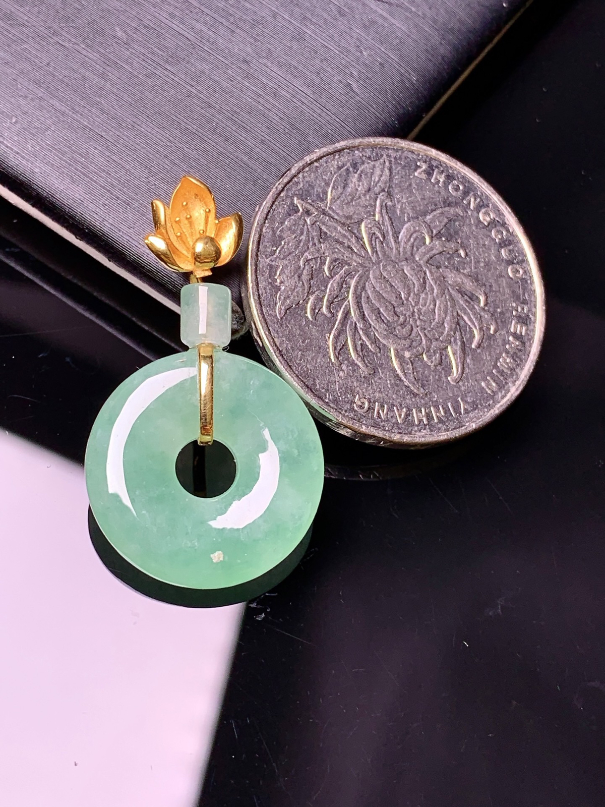 18k金钻镶嵌翠绿平安环吊坠 玉质细腻  色泽清新艳丽 yz整体尺寸30*17.2*4.2