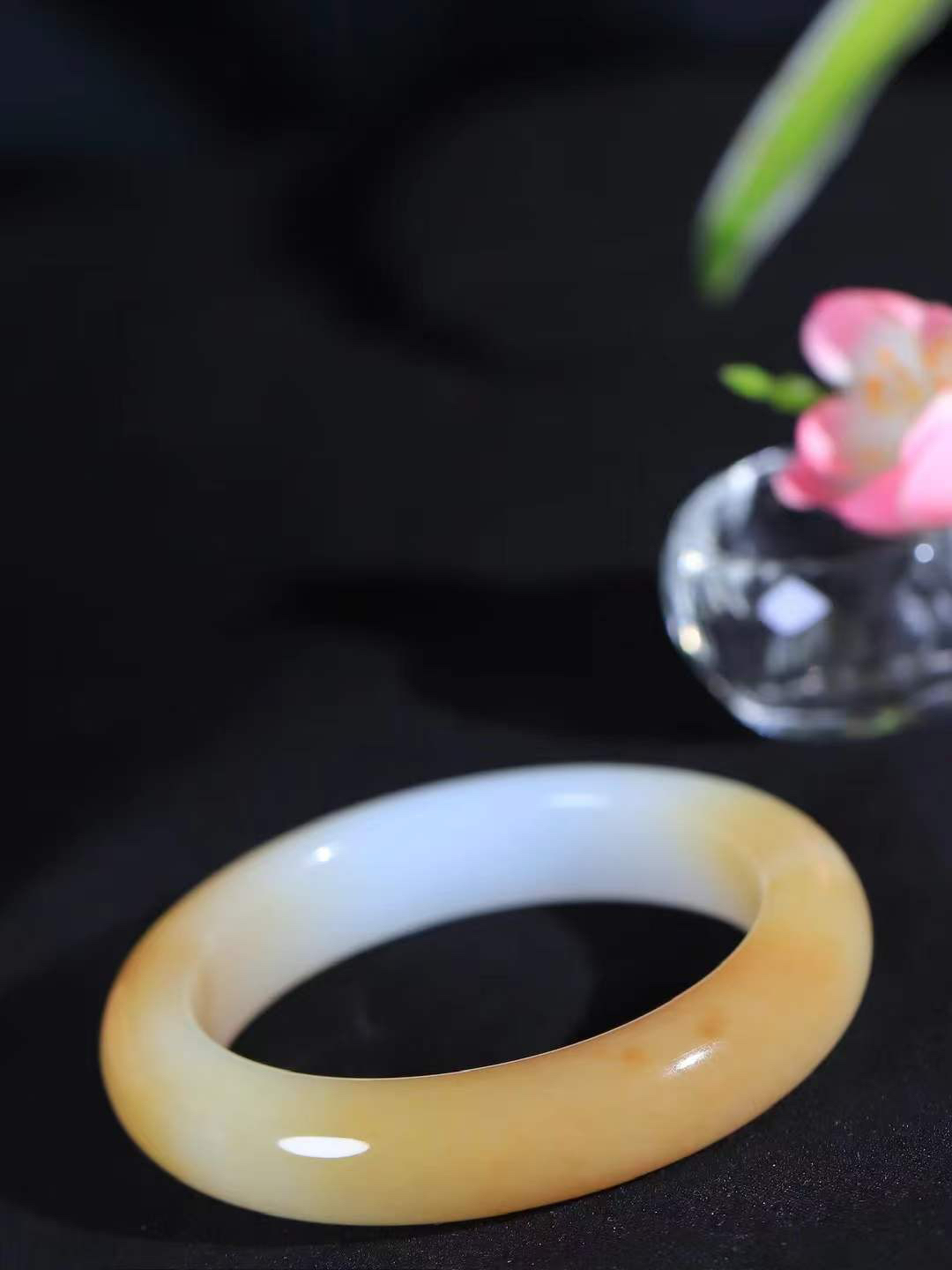 【暖玉生香·手镯】

收藏级臻品和田玉糖白玉手镯，质地油润细腻，色泽高贵典雅，镯型古朴典雅。在诗情