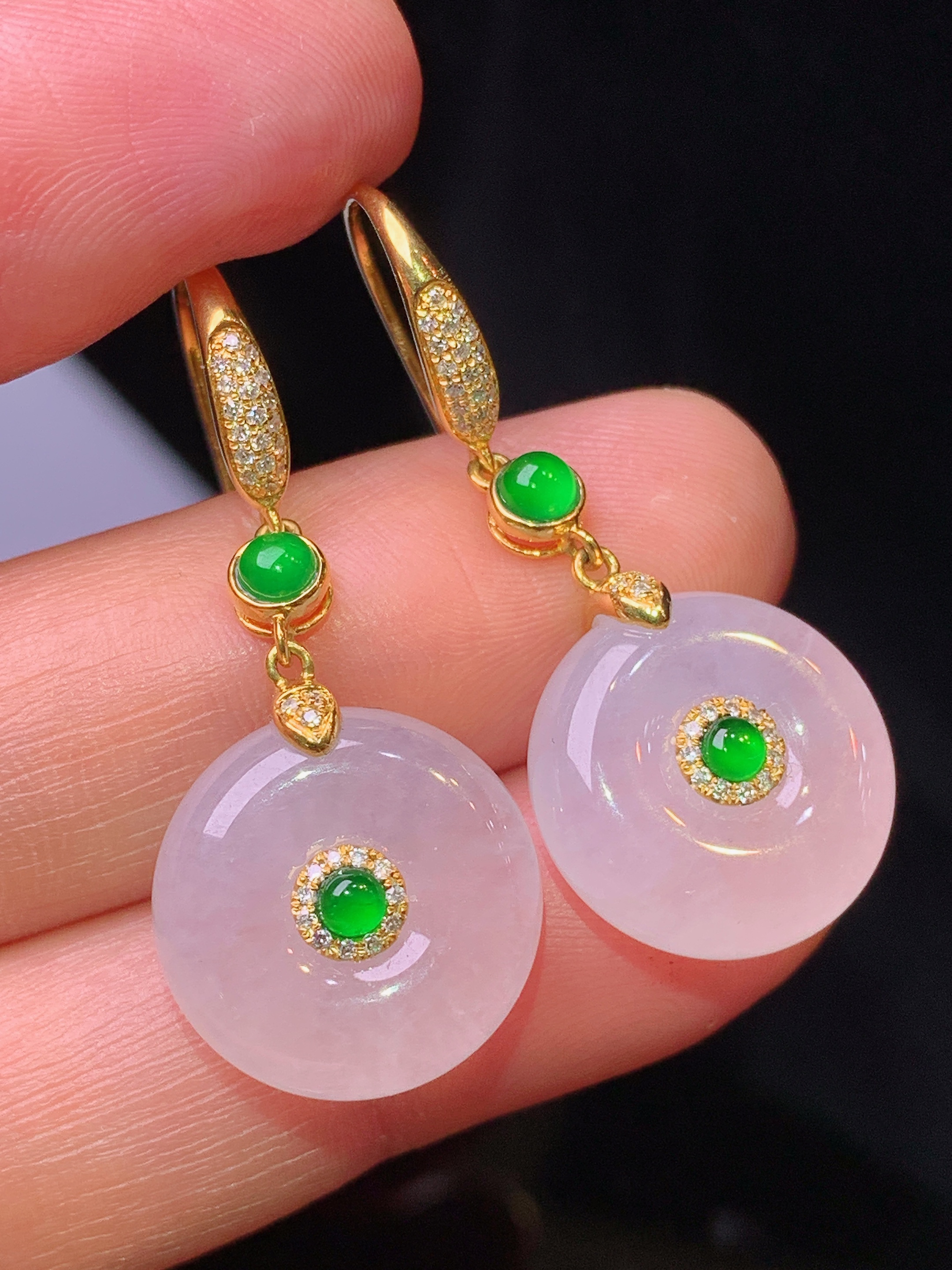 18k金钻镶嵌冰种平安扣耳坠 玉质细腻 色泽艳丽清新 水润亮眼 整体尺寸34.5*14.8*6.2