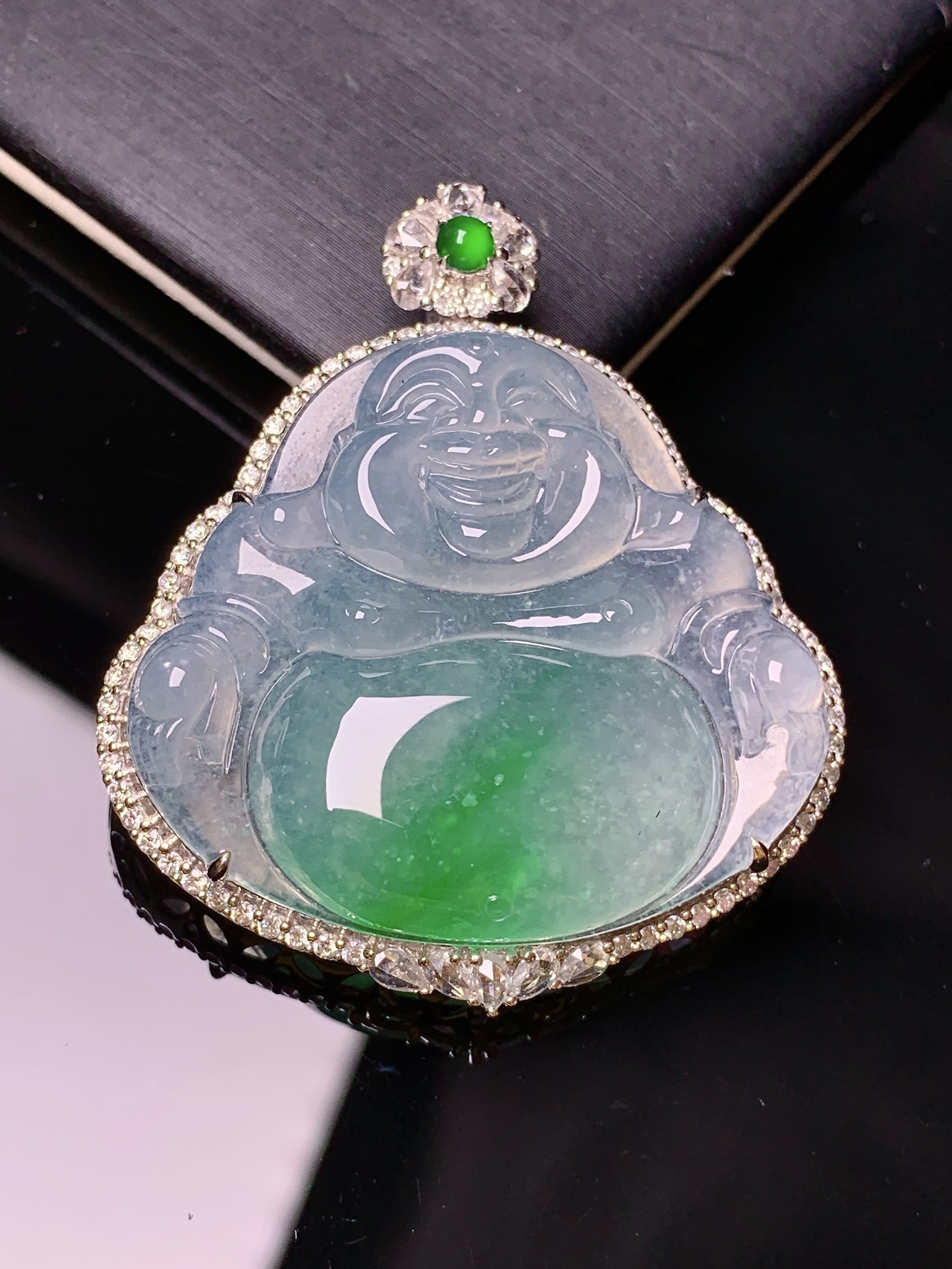 18k金钻镶嵌冰种飘绿佛公吊坠 玉质细腻 色泽艳丽清新 水润亮眼 整体尺寸43.8*37.7*11.8