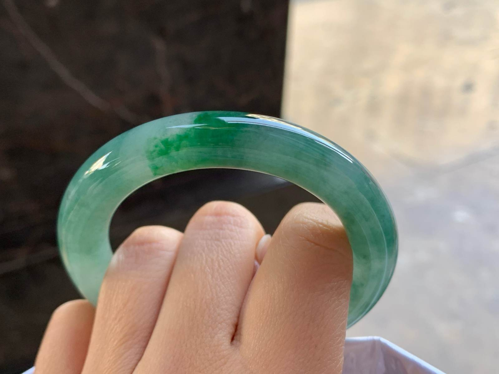 52.5-10.6

浓绿色圆条手镯^_^颜色鲜艳