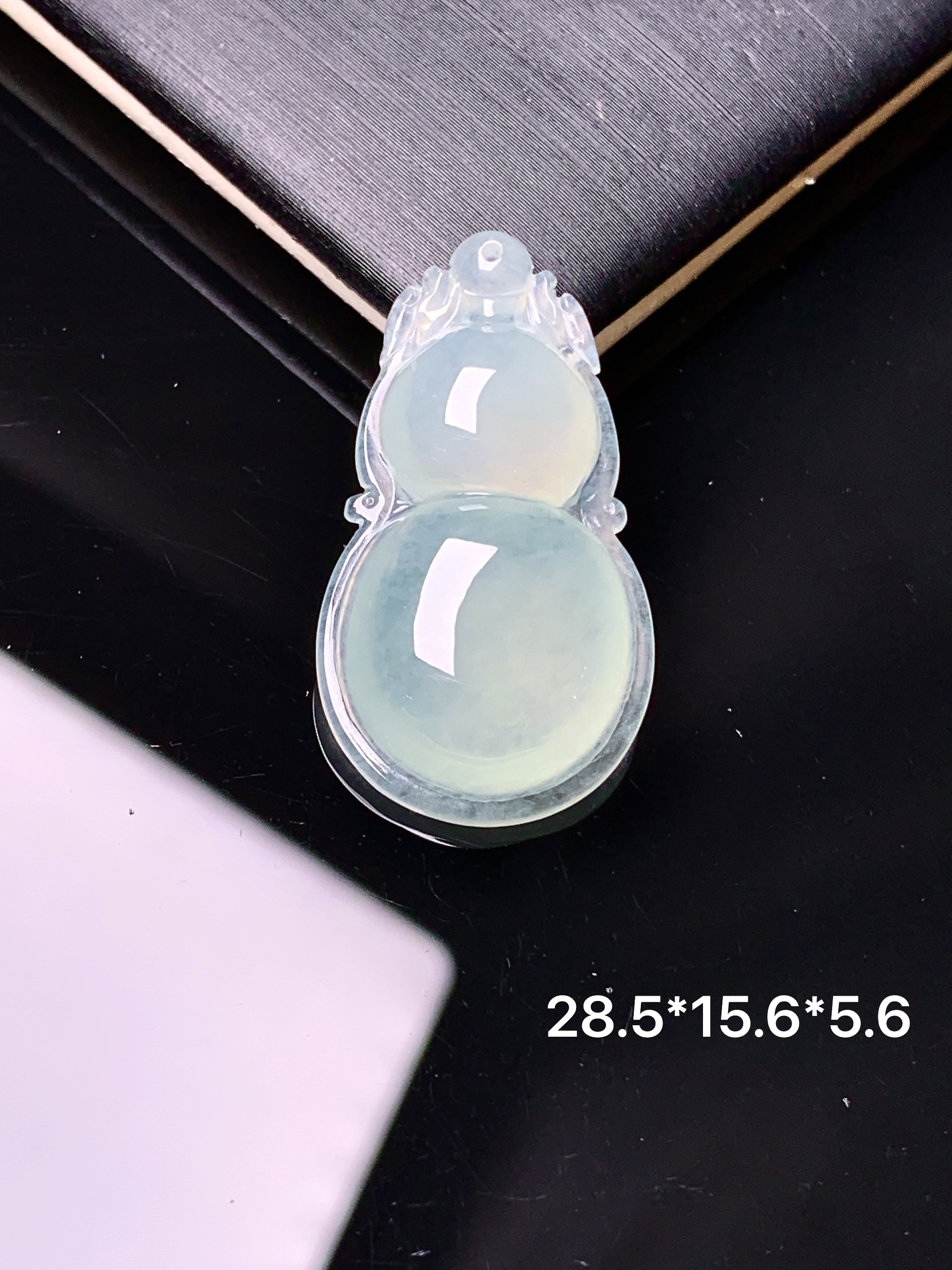 冰种葫芦吊坠 玉质细腻 色泽艳丽清新 水润亮眼 整体尺寸28.5*15.6*5.6