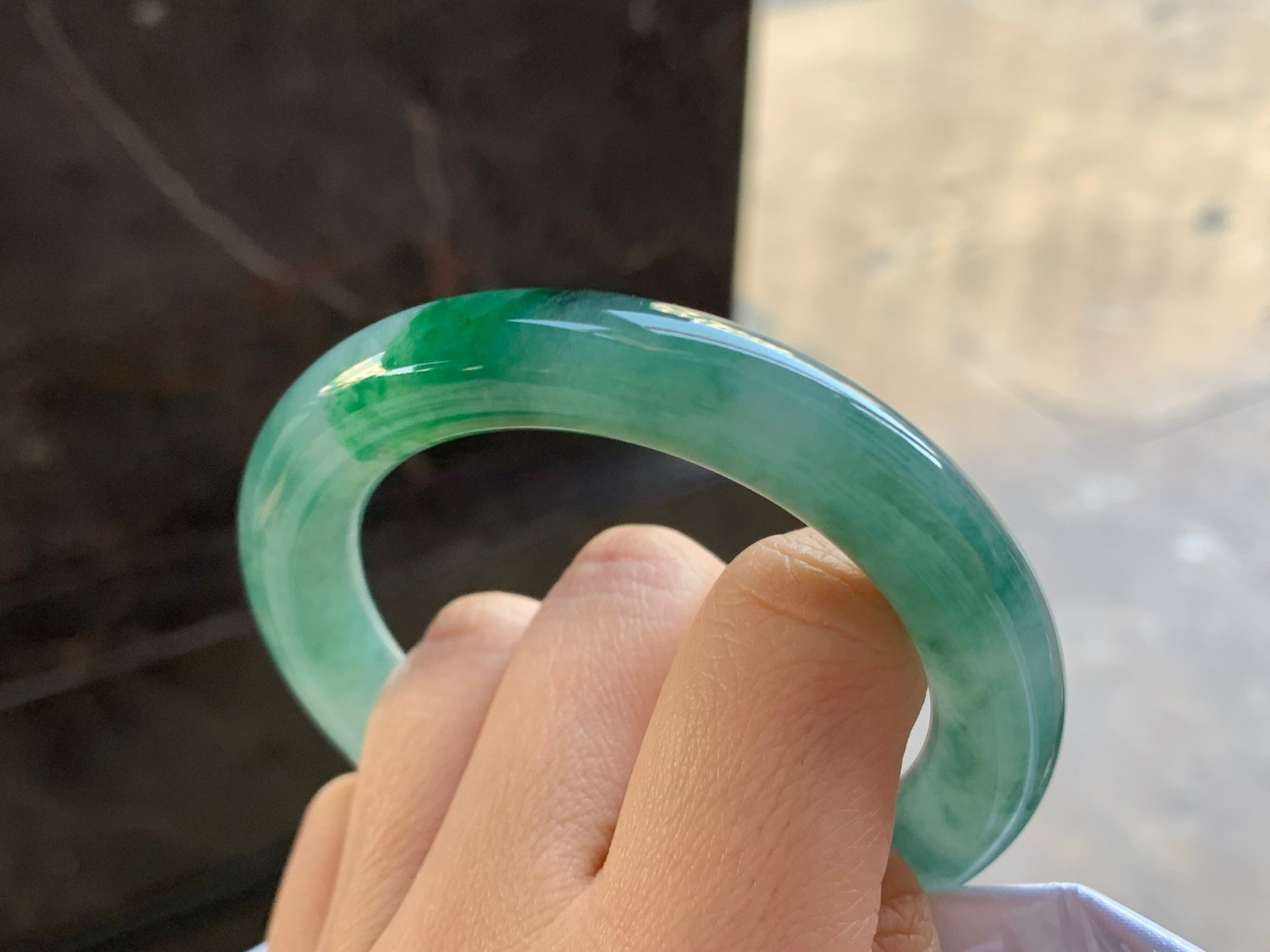 52.5-10.6

浓绿色圆条手镯^_^颜色鲜艳