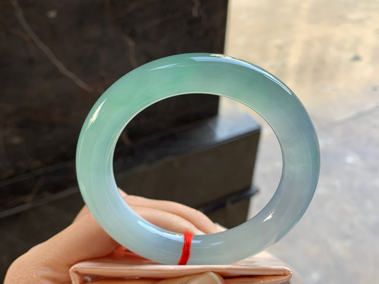 57-12

冰晴蓝圆条手镯^_^颜色鲜艳