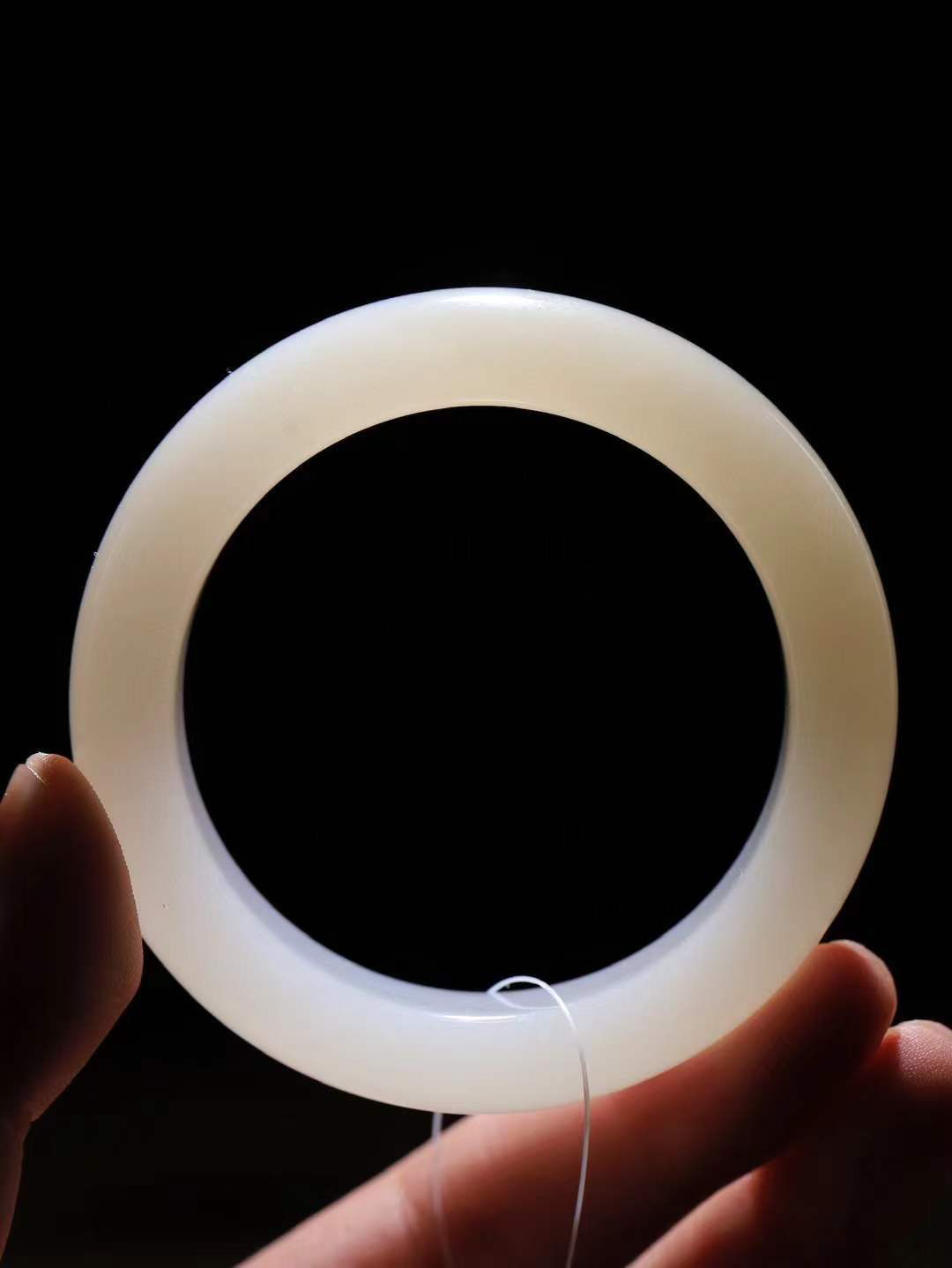 【情有独钟.手镯】

精品和田玉白玉手镯 玉质温润细腻 油性十足 手感舒适，高华雅逸，线条流畅，简约大气，美自天成，素雅高贵。佩戴于腕间，婉约之美，举手投足间透出那低调奢华。重75.2克 内径52.5mm 尺寸16-9.8mm   FDT-7935995