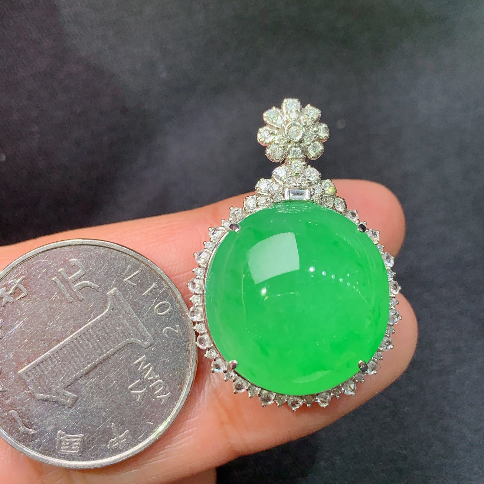 翠绿蛋面吊坠，18k金镶嵌，色泽鲜阳，冰润细腻，种水足，Lp 32.9*22.9*13.6