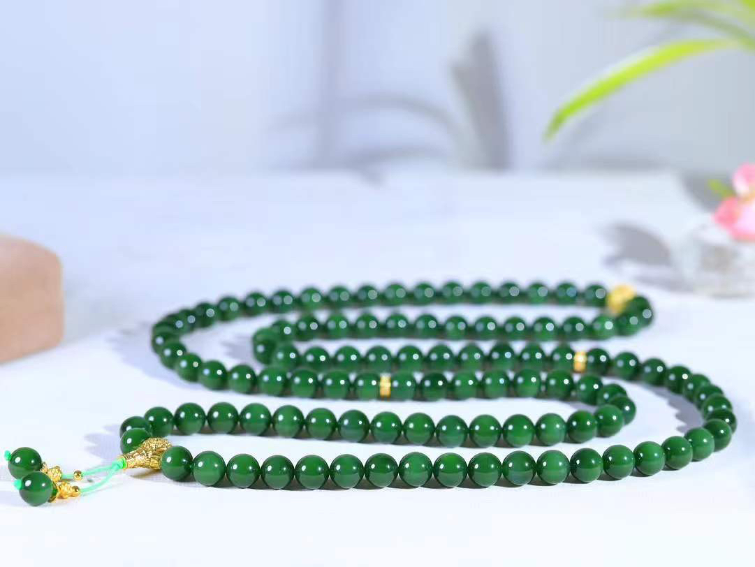 【链.108】

精品和田玉碧玉圆珠108挂链 玉质温润细腻 油性十足 佩戴舒适。珠珠落玉盘，间关莺