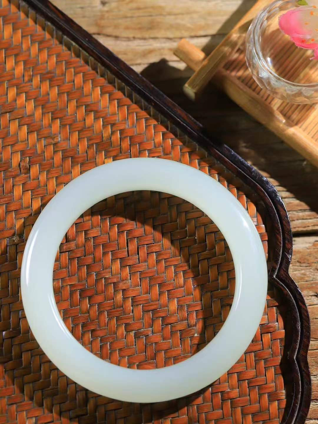 （一见倾心.手镯）

精品和田玉手镯，玉质温润细腻 油性十足 手感舒适，高华雅逸，线条流畅，简约大气，美自天成，素雅高贵。佩戴于腕间，婉约之美，举手投足间透出那低调奢华。重65.8克  尺寸62-10.8-11.2mm  5620336A