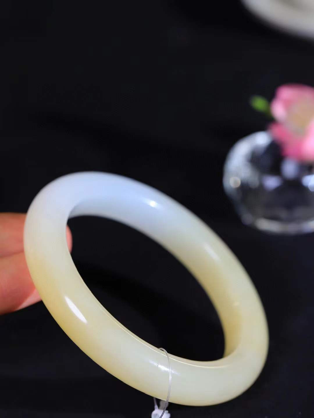 【花样年华·手镯】

精品和田玉糖白玉手镯，质地油润细腻，色泽高贵典雅，镯型古朴典雅。在诗情画意的雨巷相遇，你是我腕间的一抹风情，有你眸有深情，清风荡漾湖间静水，我愿俯身低眉，在烟波涟漪处，寻你深情倩影。内径60mm尺寸12.4-10mm 重68.7克fDT-7831941