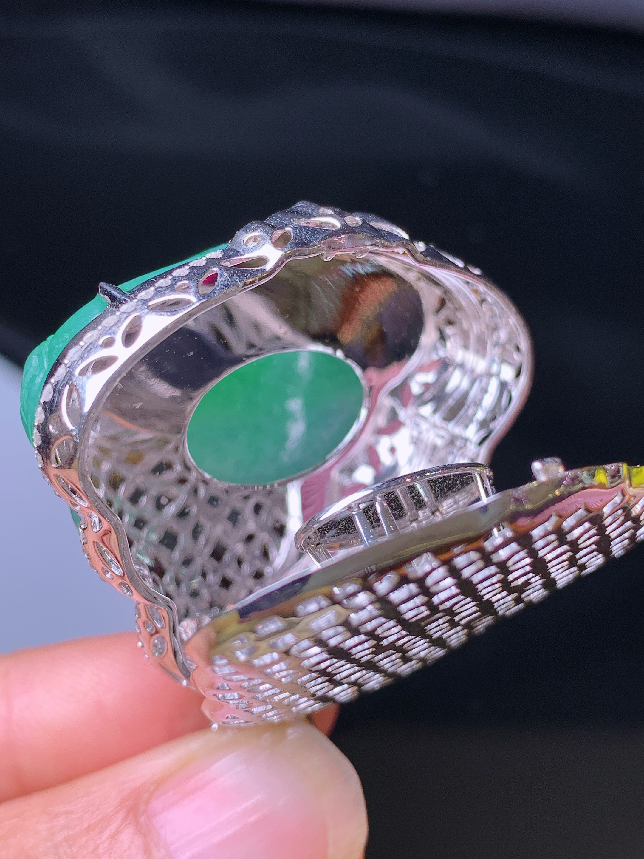 18k金钻镶嵌飘绿佛公吊坠 玉质细腻 色泽艳丽清新 水润亮眼 整体尺寸43.2*38.2*14.2