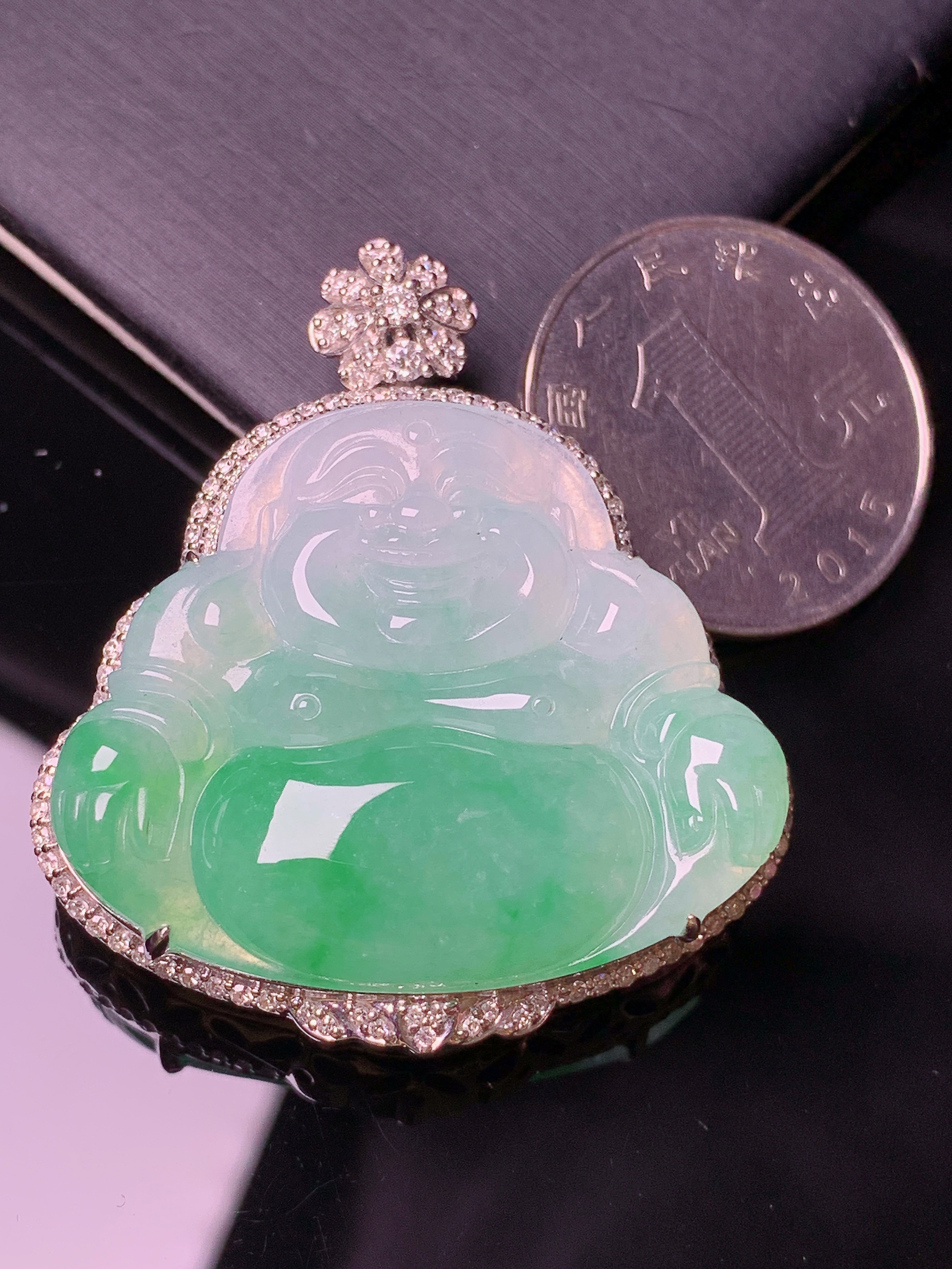 18k金钻镶嵌飘绿佛公吊坠 玉质细腻 色泽艳丽清新 水润亮眼 整体尺寸43.2*38.2*14.2