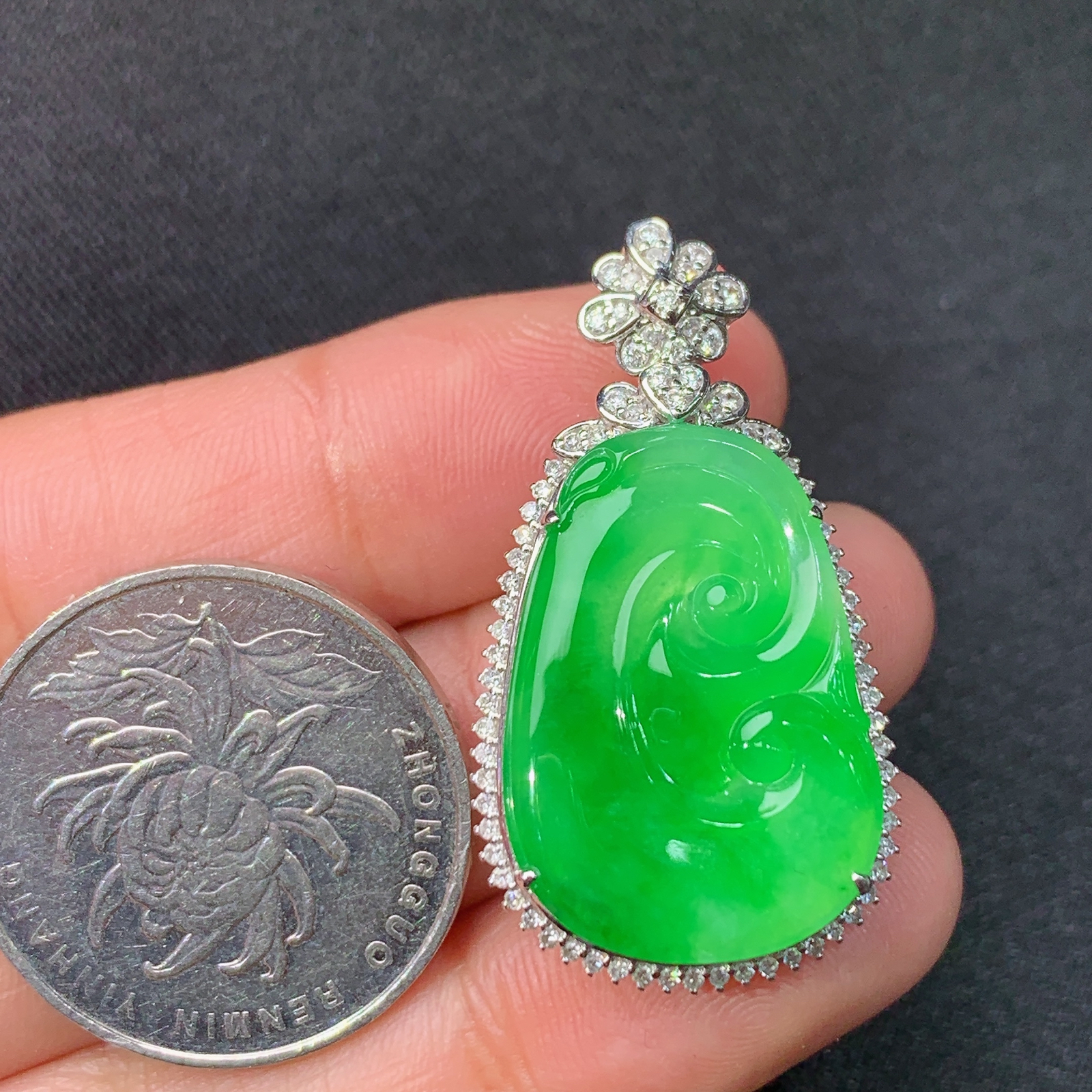 冰阳绿如意吊坠，18k金镶嵌，冰润色阳，玉质细腻，种水足，Lp 尺寸35.3*19.4*8.8