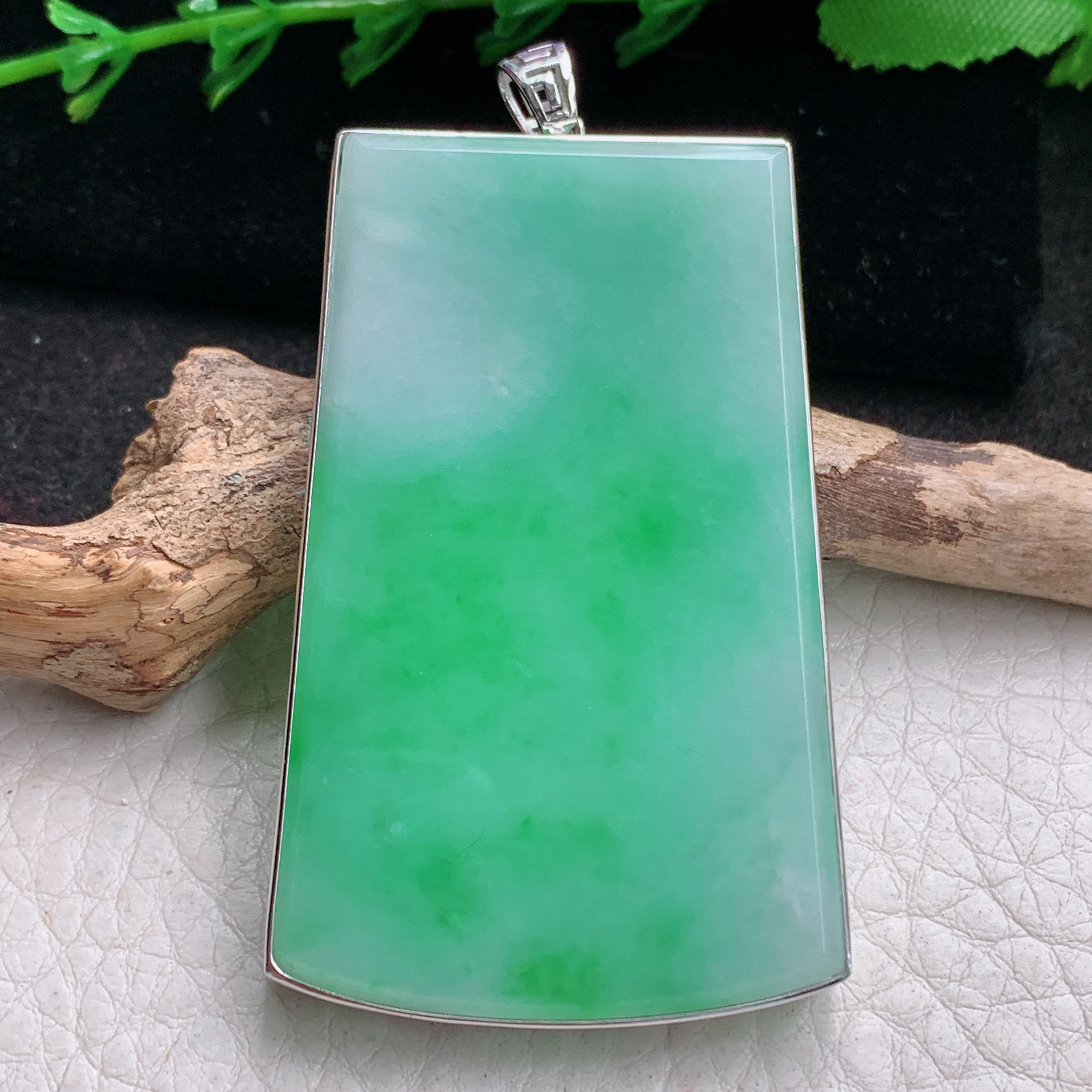 sx实拍55*35*6.2缅甸翡翠a货精雕冰飘绿平安无事牌 素面牌玉吊坠 玉挂坠