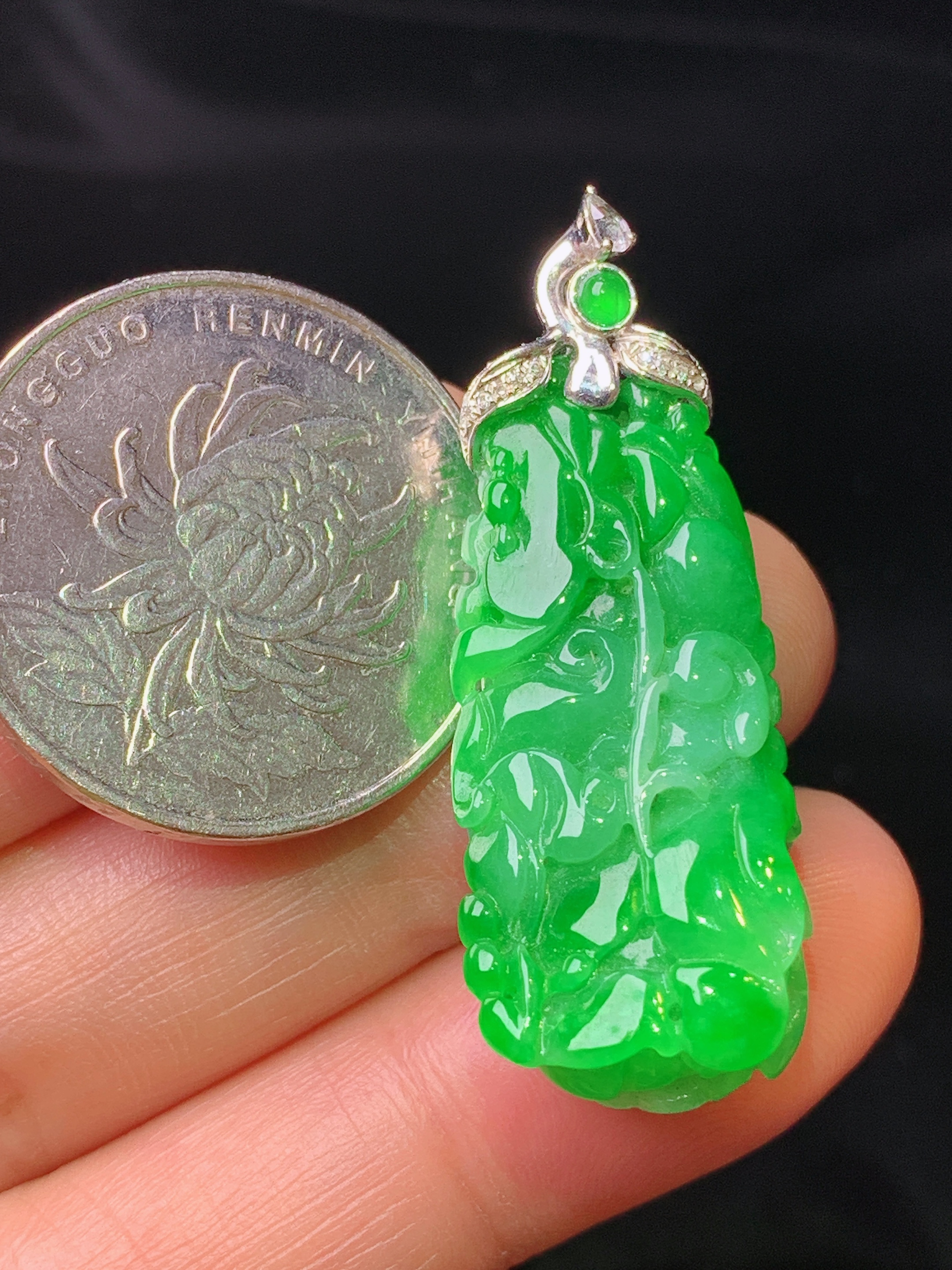 18k金钻镶嵌翠绿白菜吊坠 玉质细腻 色泽艳丽清新 水润亮眼 整体尺寸39*13.8*10.8