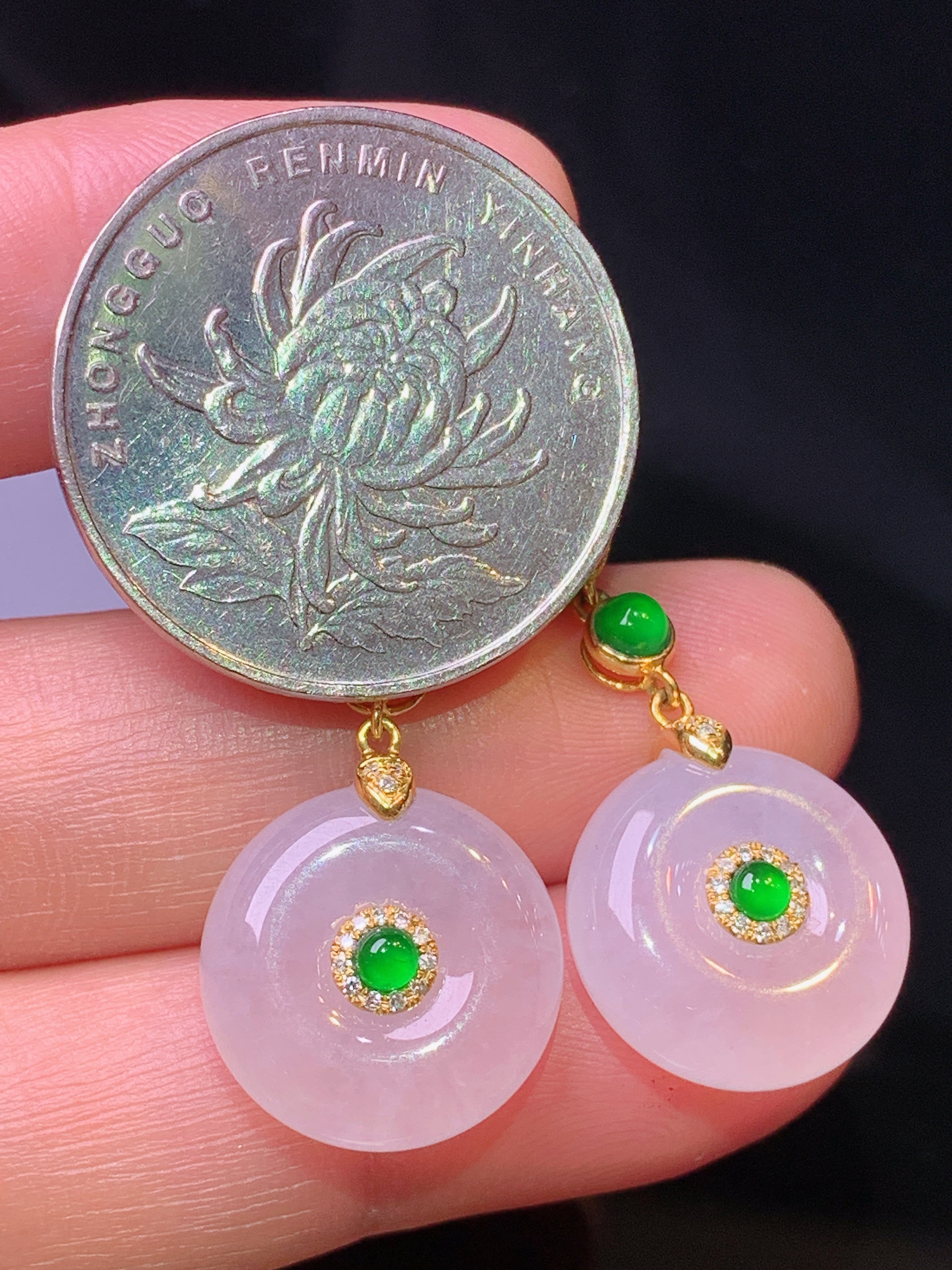 18k金钻镶嵌冰种平安扣耳坠 玉质细腻 色泽艳丽清新 水润亮眼 整体尺寸34.5*14.8*6.2