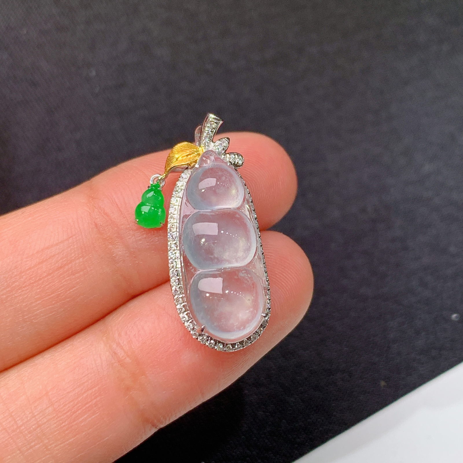 冰种福豆吊坠，18k金镶嵌，冰冰润润，玉质细腻，种水足，Fc 尺寸24.9*10.2*6.9