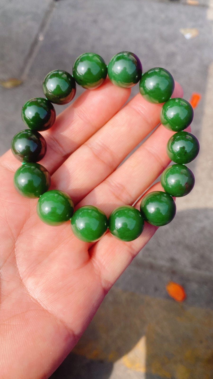 精品手串和田玉阳绿红皮老料俄罗斯碧手串。单颗尺寸15重71克 玉质细腻油润底色纯净脂粉好品质好