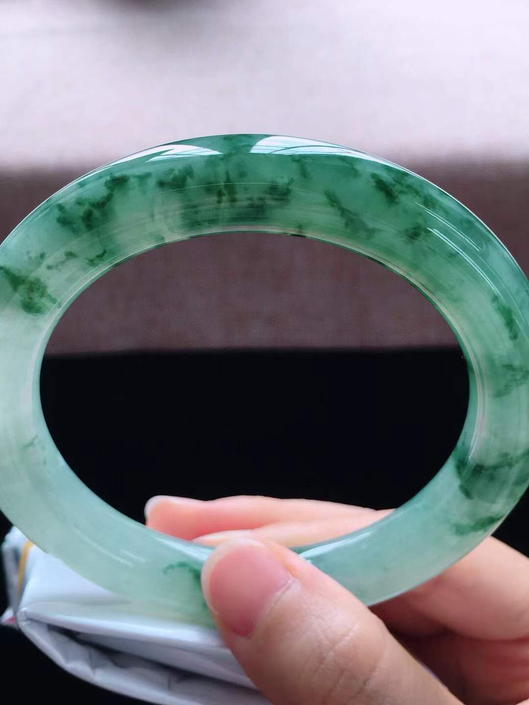 【翡翠名称】老种冰飘花61.6大圈口圆条手镯
【翡翠尺寸】61.6*12*11.5mm适合61.6-64正圈口佩戴
【翡翠描述】宝贝种老水足，玉质细腻，色泽靓丽，性价比高，佩戴效果好！
【其它赠送】权威证书/精美挂绳盒子/支持全国复检