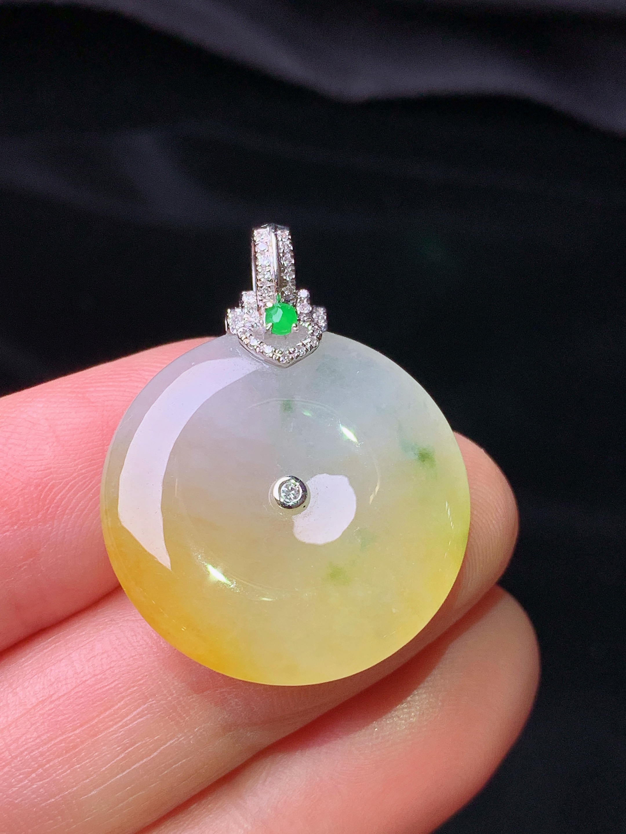 18k金钻镶嵌飘黄翡平安扣吊坠 玉质细腻 色泽艳丽清新 水润亮眼 整体尺寸29.5*23*4.8