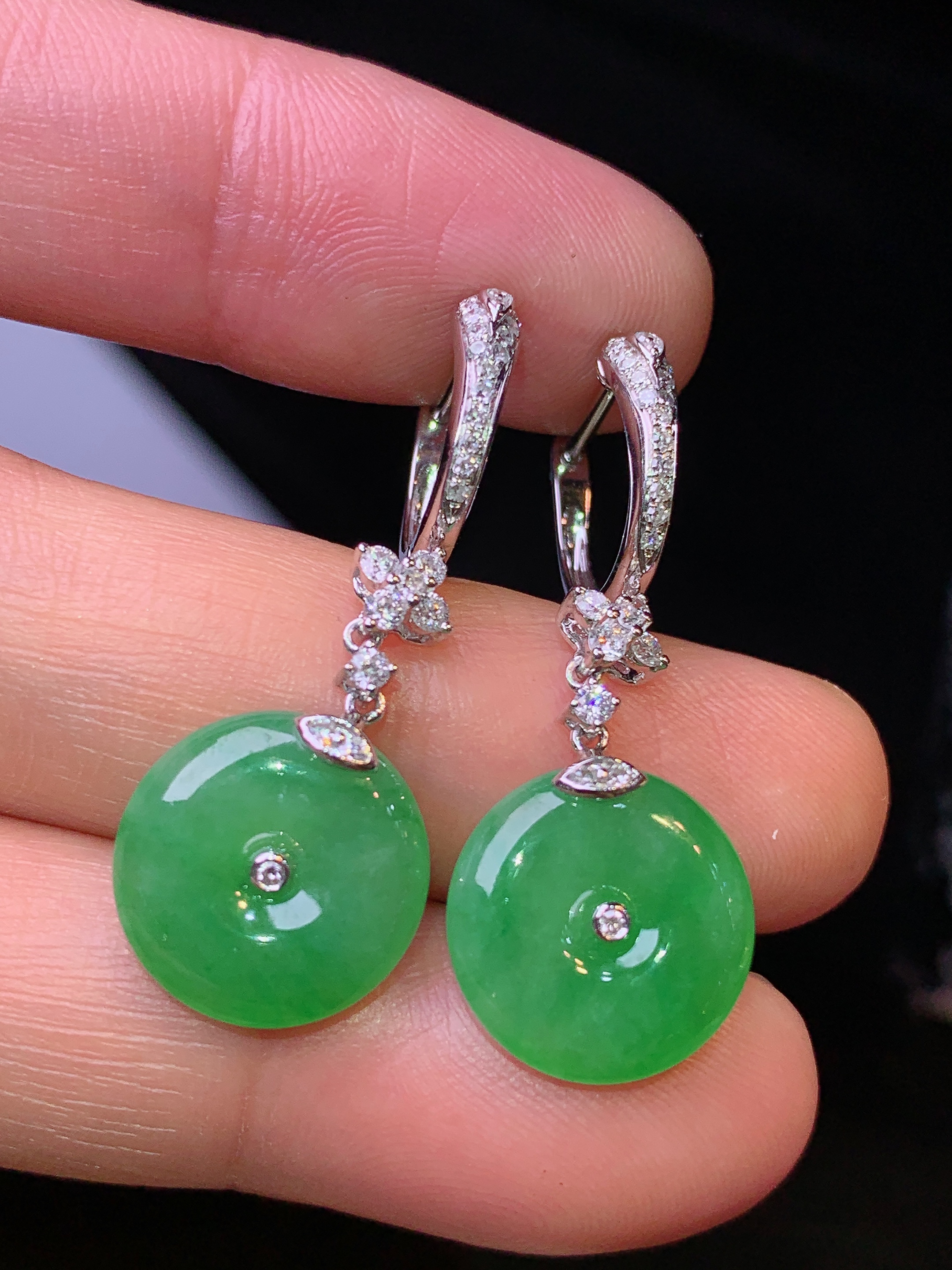 18k金钻镶嵌满绿平安扣耳坠 玉质细腻 色泽艳丽清新 水润亮眼 整体尺寸33.6*12.6*3.2