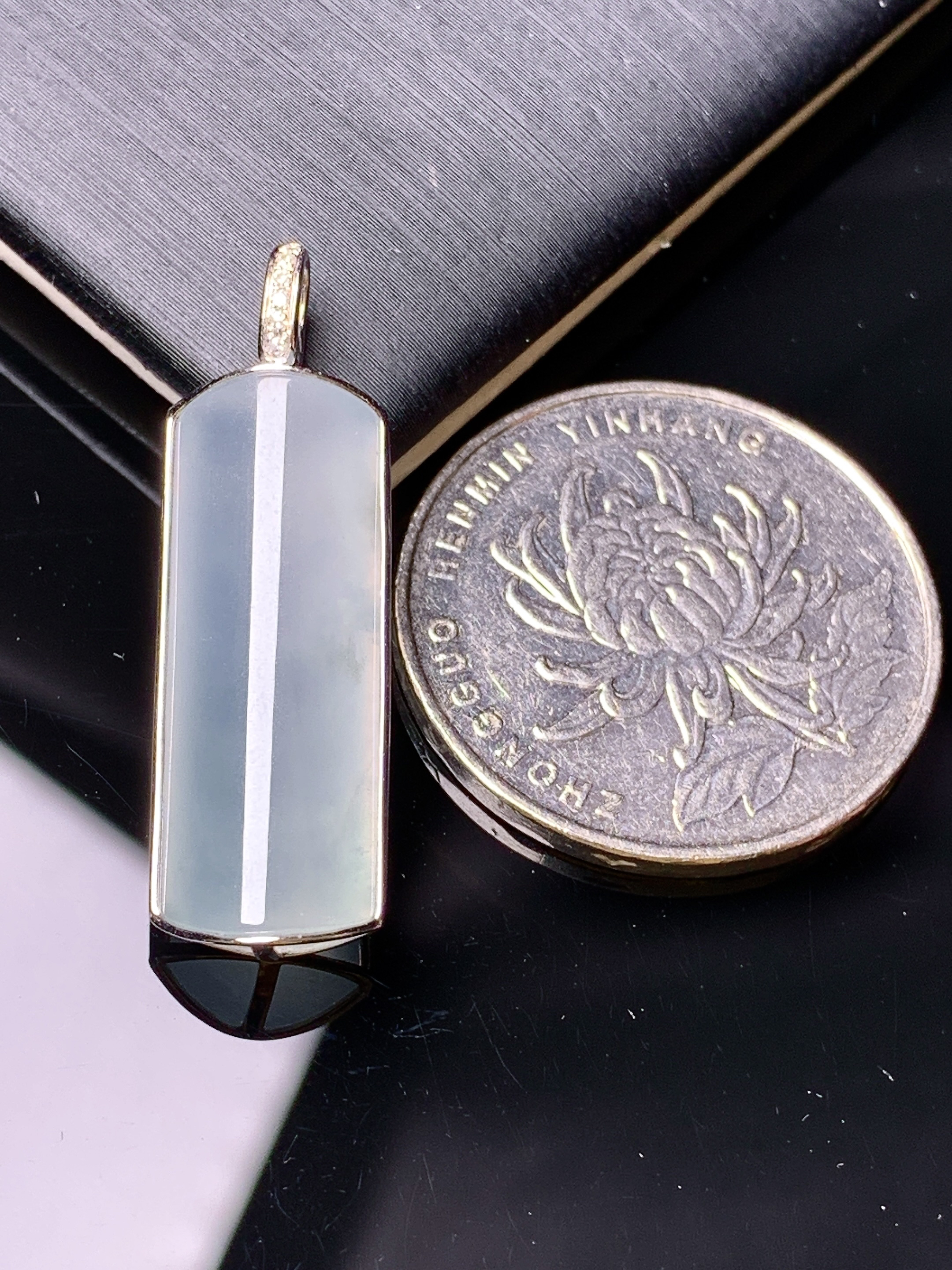 冰种玉柱吊坠 玉质细腻 色泽艳丽清新 水润亮眼 整体尺寸30.6*9.7*5.2