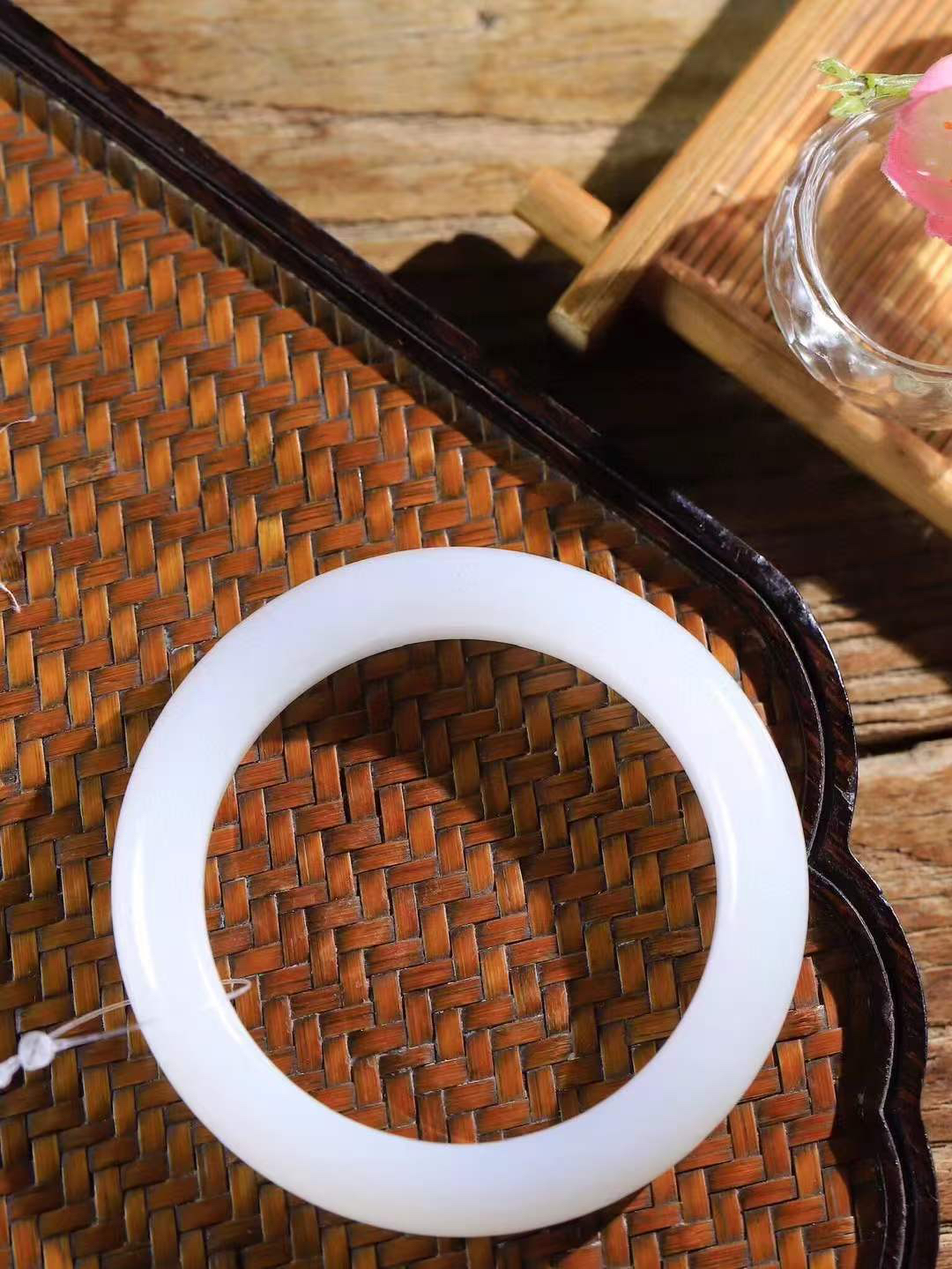 （一见倾心.手镯）

精品和田玉白玉手镯，玉质温润细腻 油性十足 手感舒适，高华雅逸，线条流畅，简约大气，美自天成，素雅高贵。佩戴于腕间，婉约之美，举手投足间透出那低调奢华。重63.6克 尺寸56-12.6-9.5mm1731930T