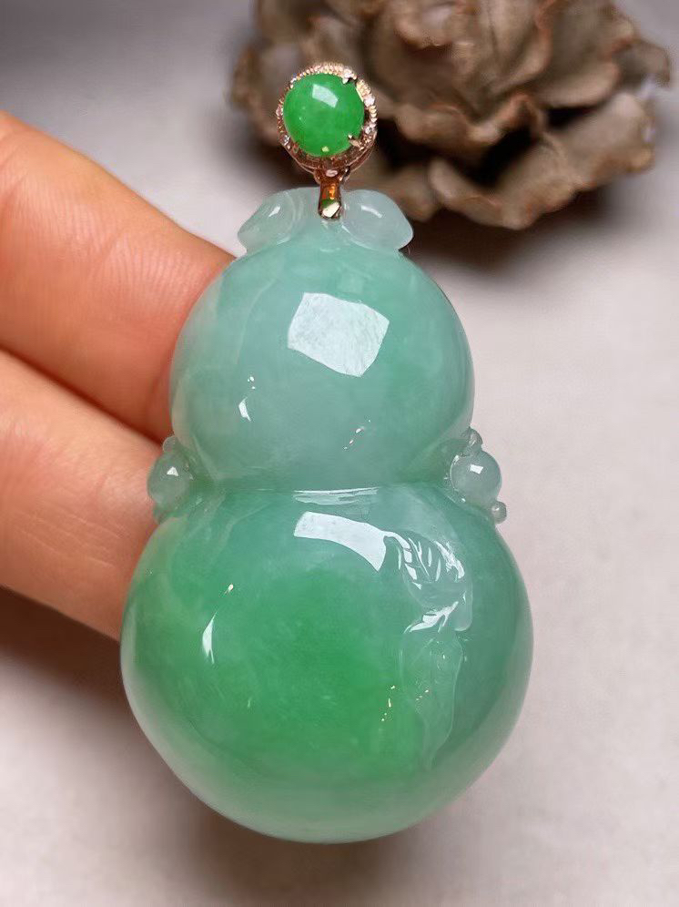 冰糯种飘绿葫芦吊坠、真金真钻镶嵌，种水好，玉质细腻 .裸石尺寸 45.7*28.5