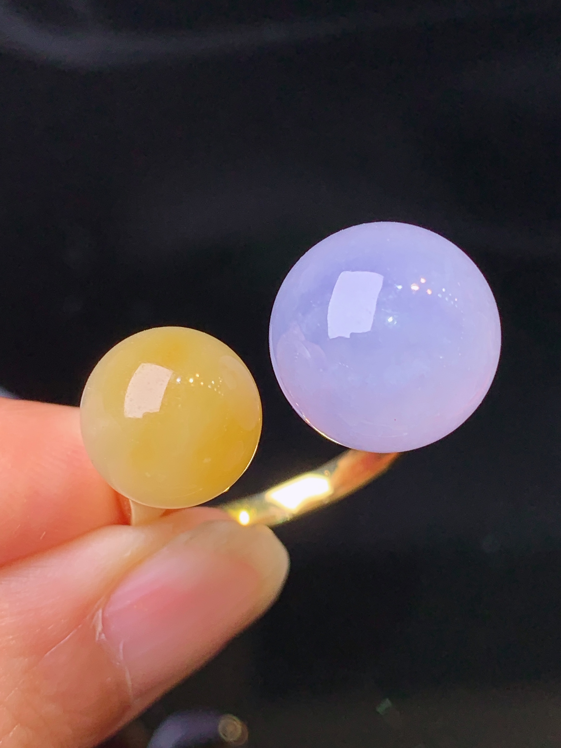 18k金钻镶嵌紫罗兰黄翡组合圆珠戒指 玉质细腻 色泽艳丽清新 水润亮眼 整体尺寸13.2