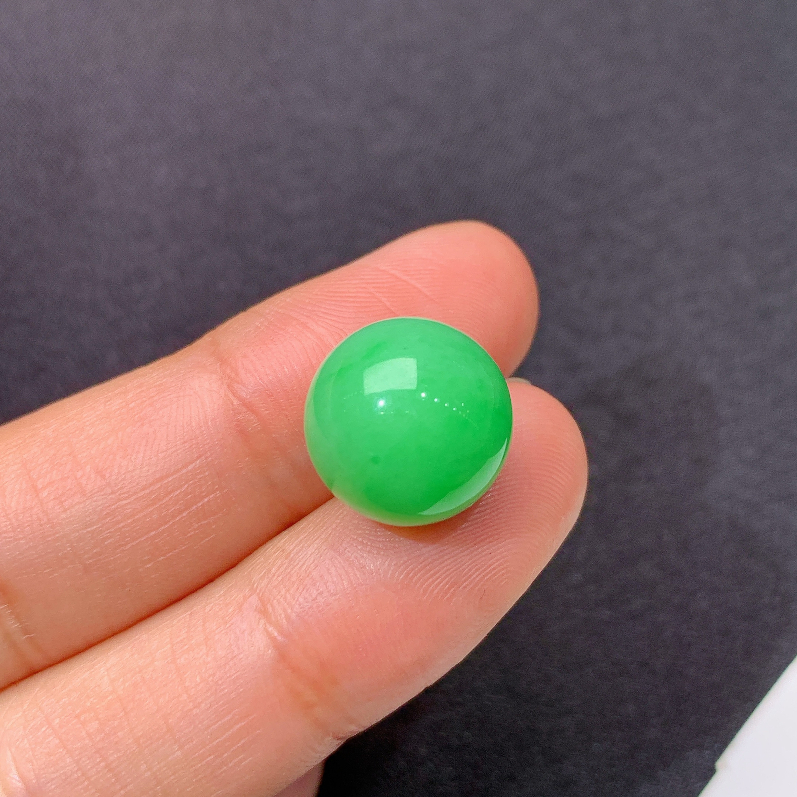 阳绿圆珠，镶嵌佳品，冰润色阳，玉质细腻，种水足，Hl 尺寸12.4