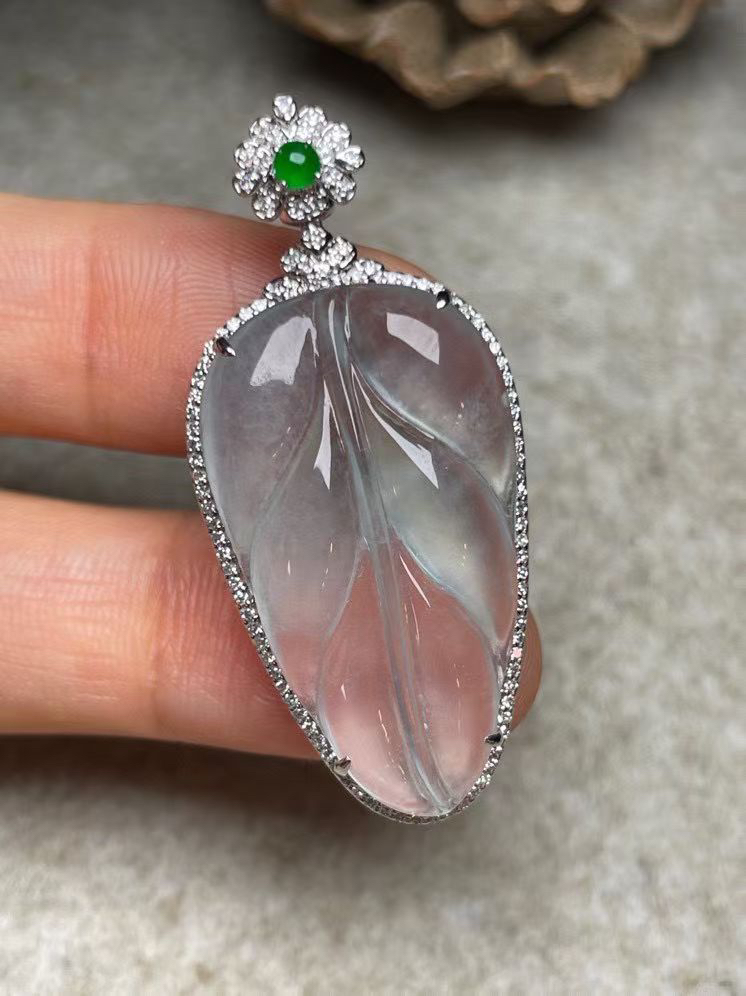 冰种叶子吊坠、真金真钻镶嵌，种水好，玉质细腻 .裸石尺寸 30.0*17.5.