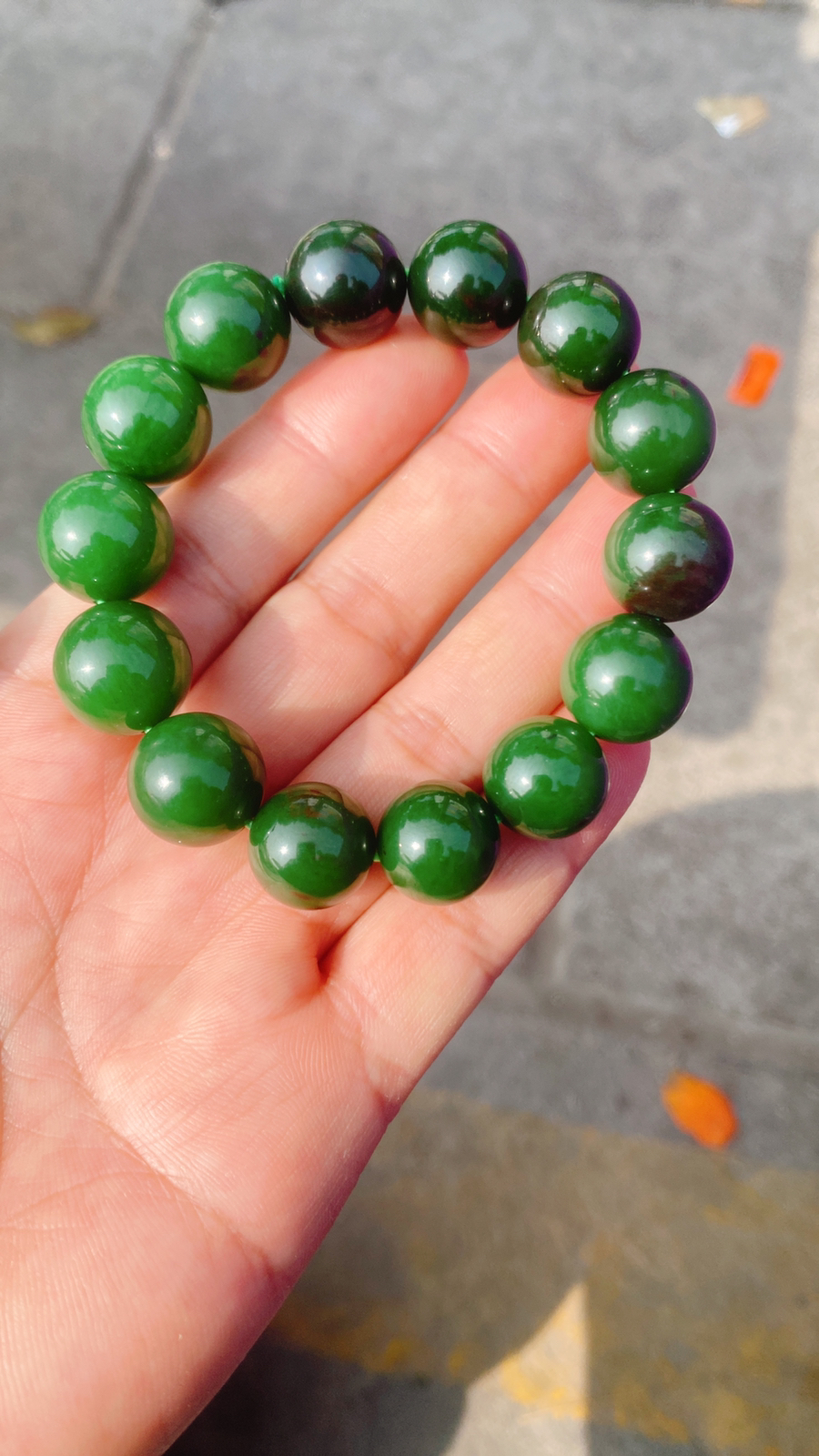 精品手串和田玉阳绿红皮老料俄罗斯碧手串。单颗尺寸15重71克 玉质细腻油润底色纯净脂粉好品质好