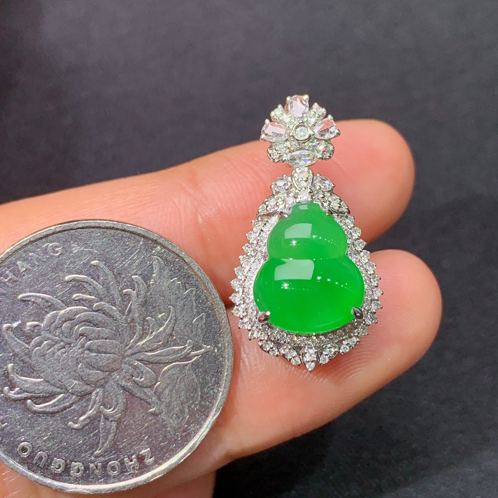冰阳绿葫芦吊坠，18k金镶嵌，冰润色阳，玉质细腻，种水足，Cr 尺寸24*13*11.4