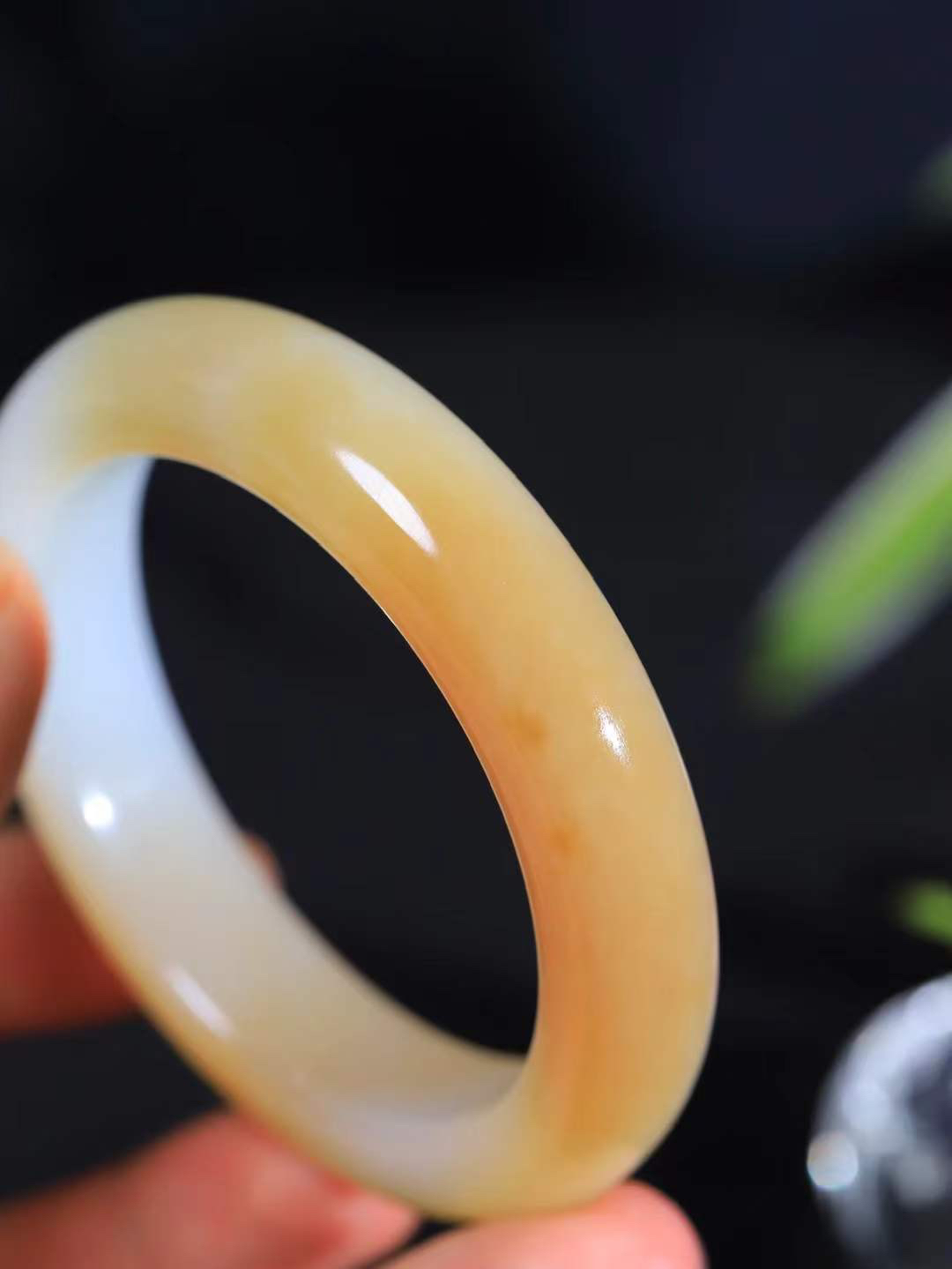 【暖玉生香·手镯】

收藏级臻品和田玉糖白玉手镯，质地油润细腻，色泽高贵典雅，镯型古朴典雅。在诗情画意的雨巷相遇，你是我腕间的一抹风情，有你眸有深情，清风荡漾湖间静水，我愿俯身低眉，在烟波涟漪处，寻你深情倩影。内径55mm尺寸14-10mm重67克  6928358A