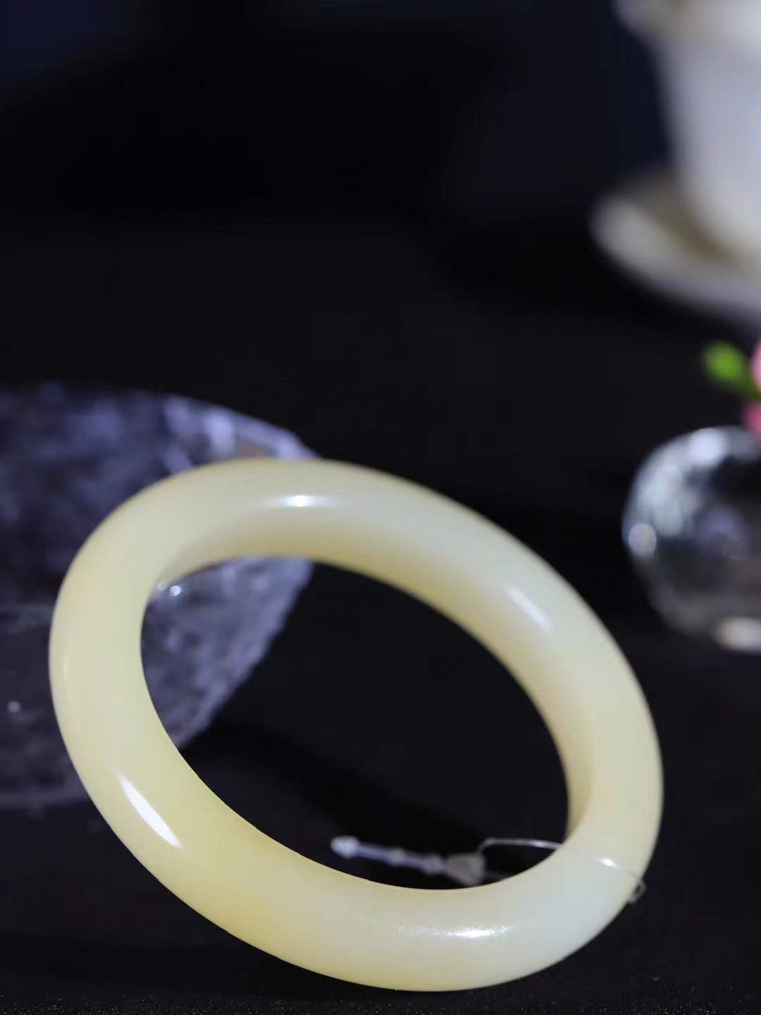 【暖玉生香·手镯】

精品和田玉糖白玉手镯，质地油润细腻，色泽高贵典雅，镯型古朴典雅。在诗情画意的雨巷相遇，你是我腕间的一抹风情，有你眸有深情，清风荡漾湖间静水，我愿俯身低眉，在烟波涟漪处，寻你深情倩影。内径57.5mm尺寸12-9.7mm重62.5克  6930951T