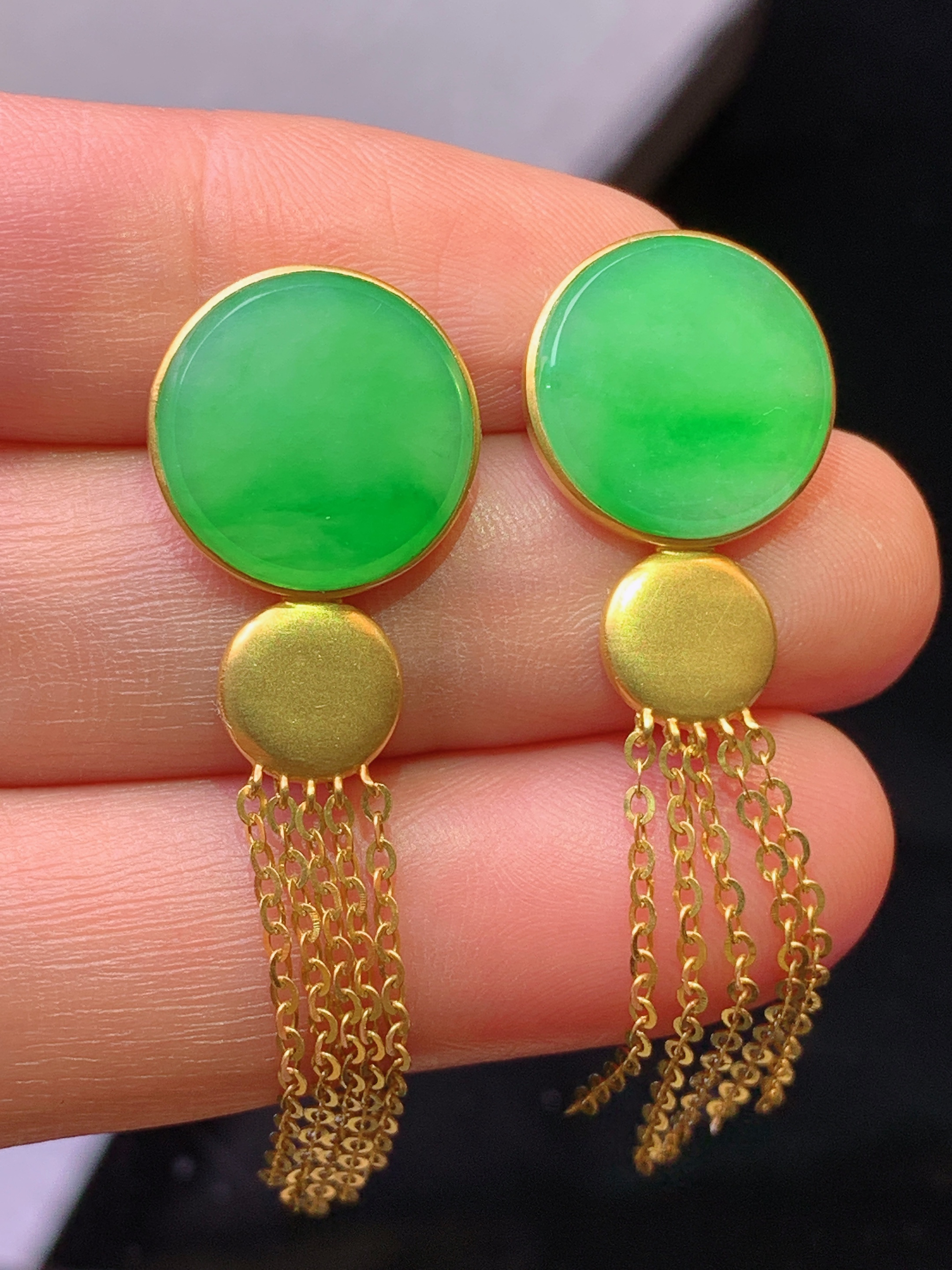 18k金镶嵌翠绿平安扣耳坠 玉质细腻 色泽艳丽清新 水润亮眼 整体尺寸52*13.5*2.5