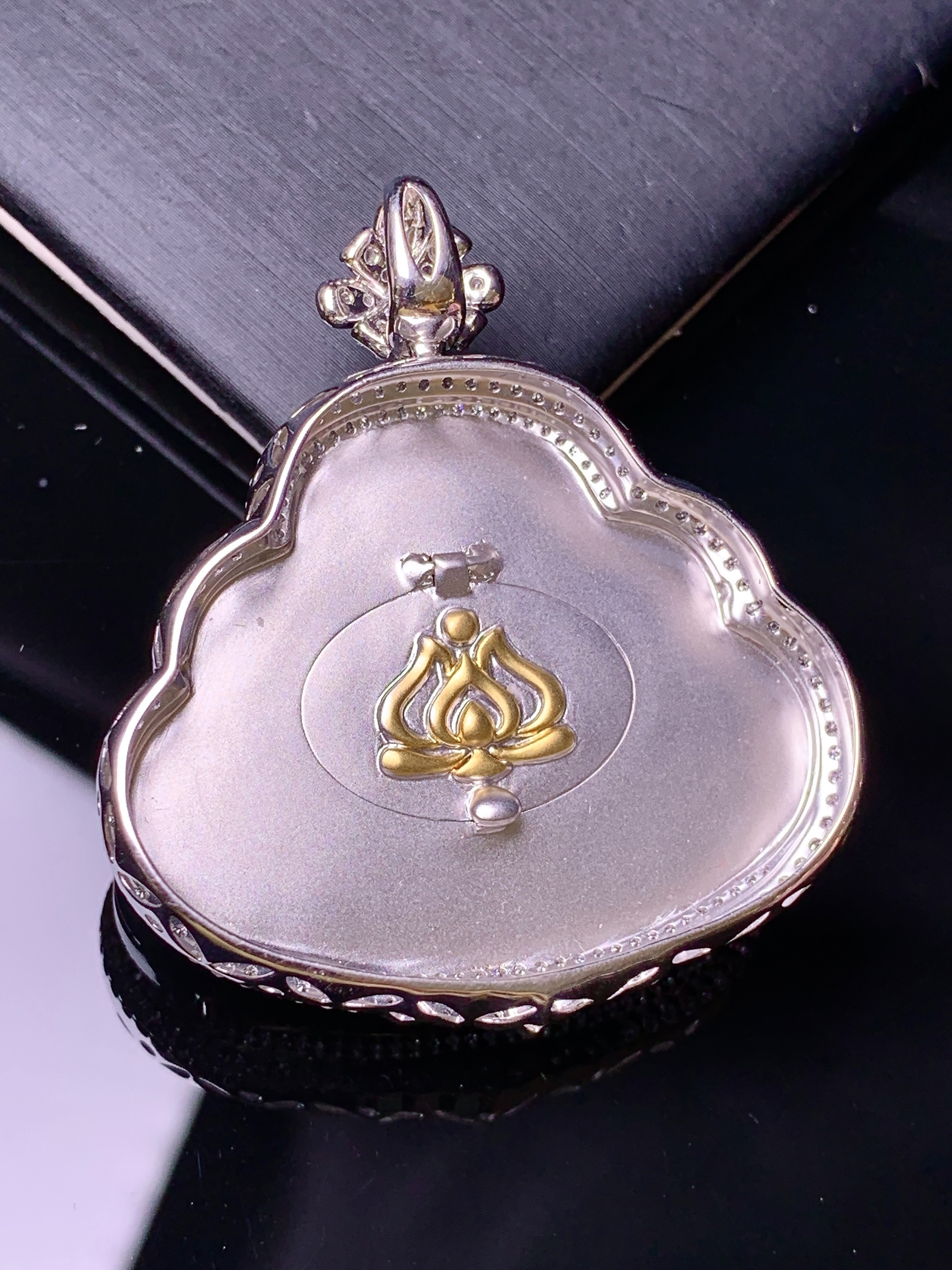 18k金钻镶嵌飘绿佛公吊坠 玉质细腻 色泽艳丽清新 水润亮眼 整体尺寸43.5*38.2*12