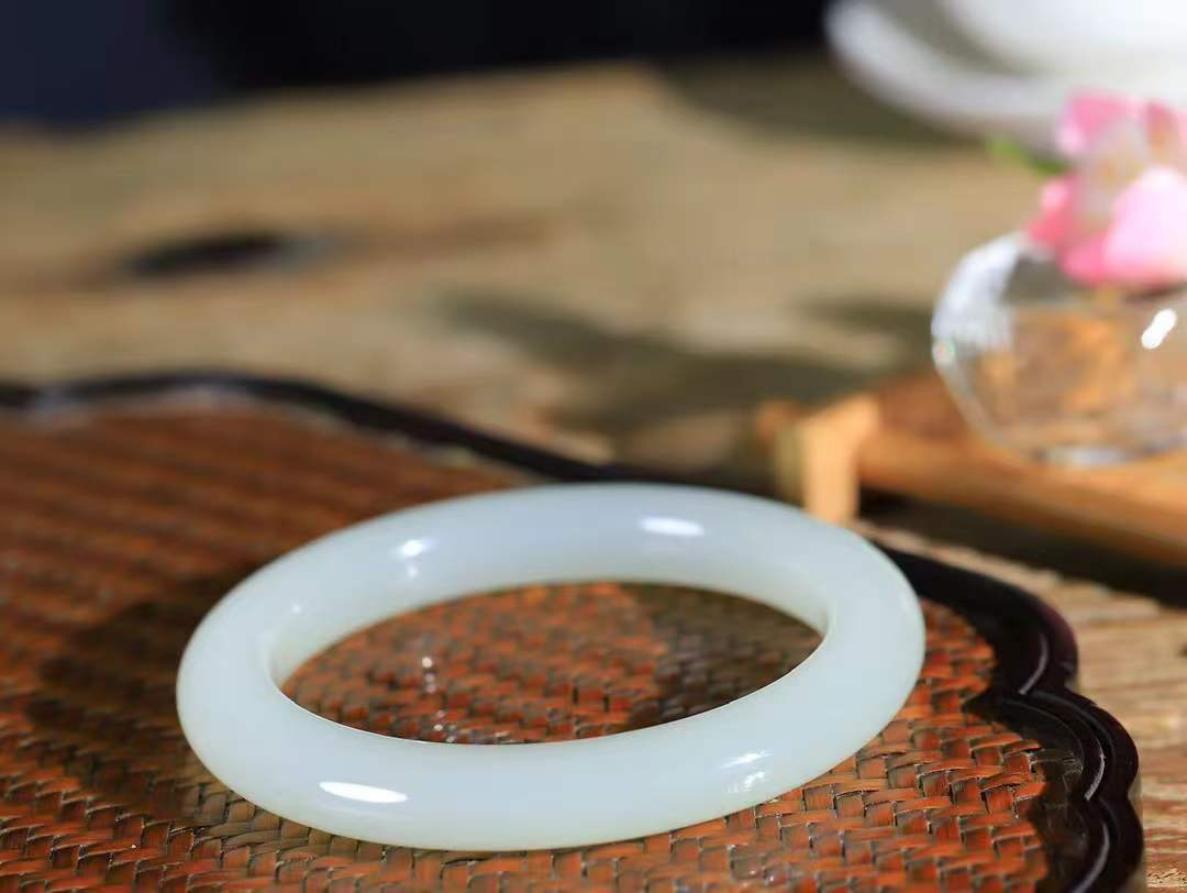 （一见倾心.手镯）

精品和田玉手镯，玉质温润细腻 油性十足 手感舒适，高华雅逸，线条流畅，简约大气