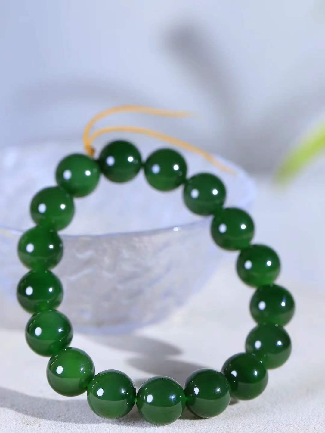 【珠圆玉润.手串】

精品和田玉碧玉珠圆玉润手串 玉质温润细腻  整串打磨圆润，佩戴舒适。珠珠落玉盘，间关莺语花底滑，一生美好时光，无论身在何处，都有它相伴相守。事事顺遂，幸福美满，吉祥如意。重46.8克 尺寸取一12mm FDL-1630900