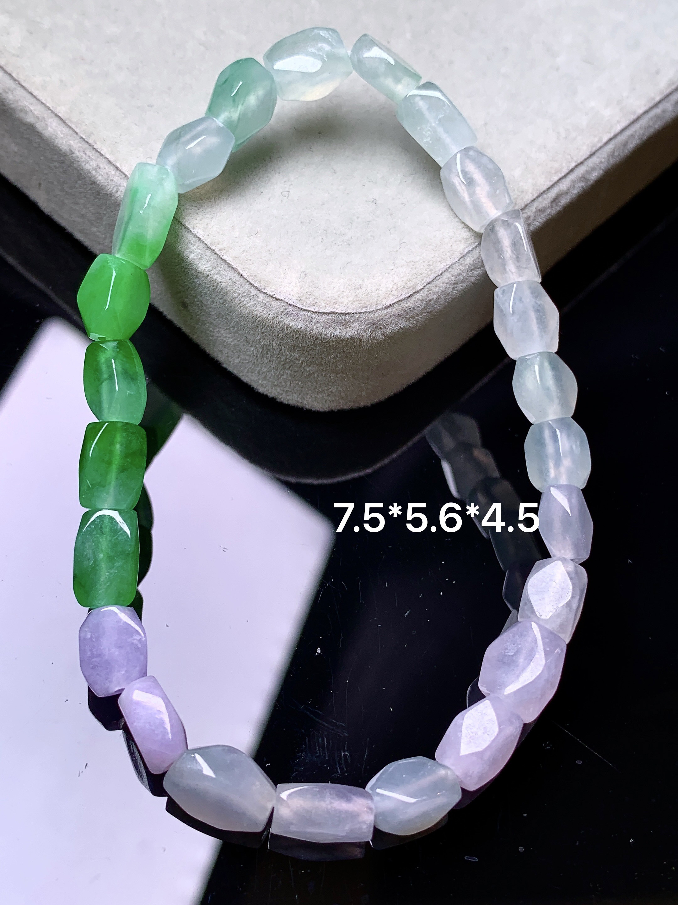 随形手链吊坠 玉质细腻 色泽艳丽清新 水润亮眼 整体尺寸7.5*5.6*4.5