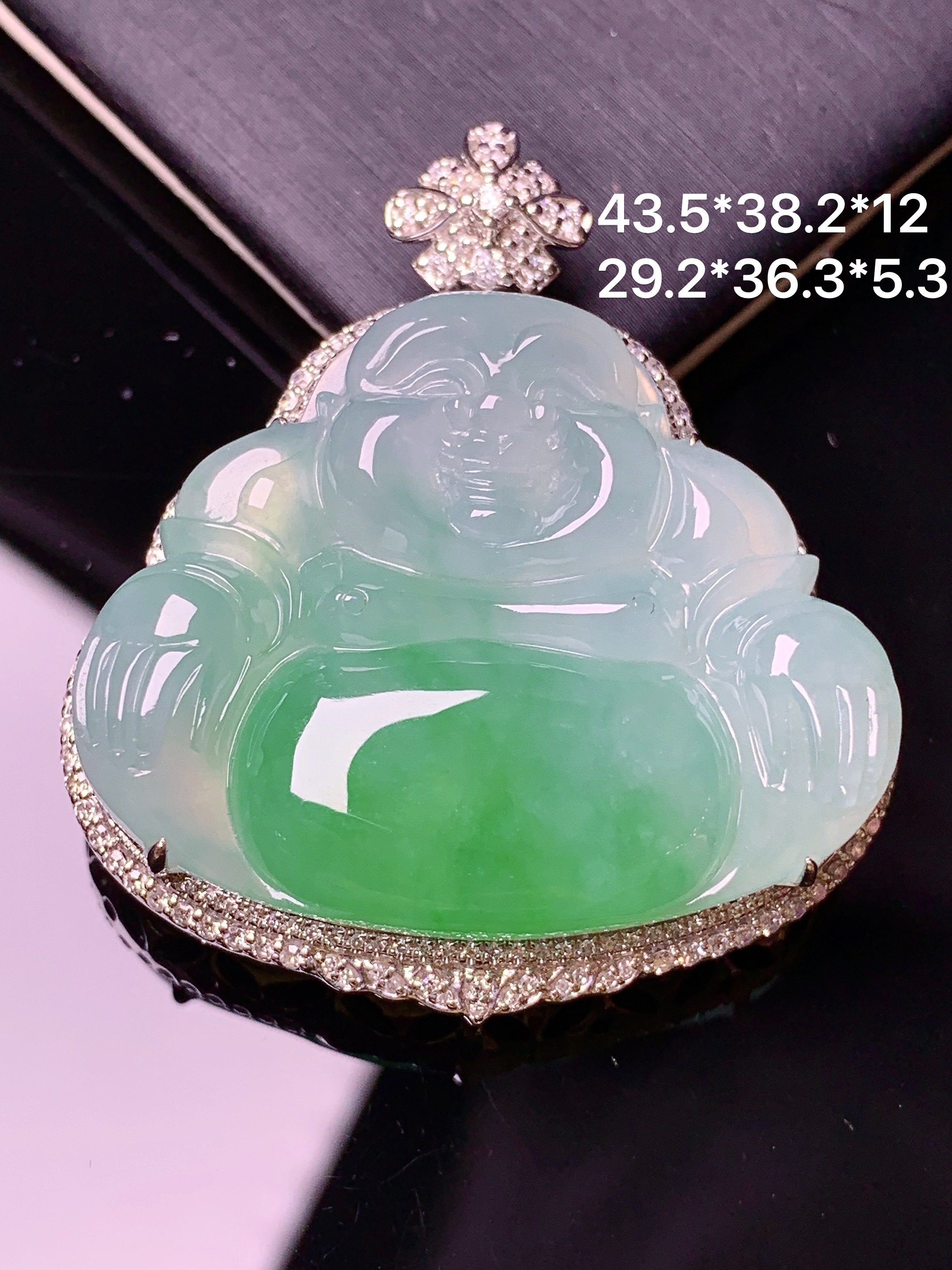 18k金钻镶嵌飘绿佛公吊坠 玉质细腻 色泽艳丽清新 水润亮眼 整体尺寸43.5*38.2*12
