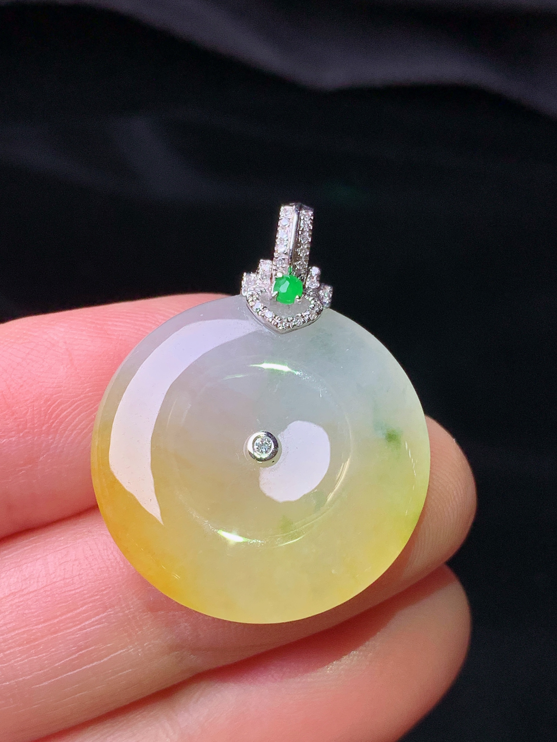 18k金钻镶嵌飘黄翡平安扣吊坠 玉质细腻 色泽艳丽清新 水润亮眼 整体尺寸29.5*23*4.8
