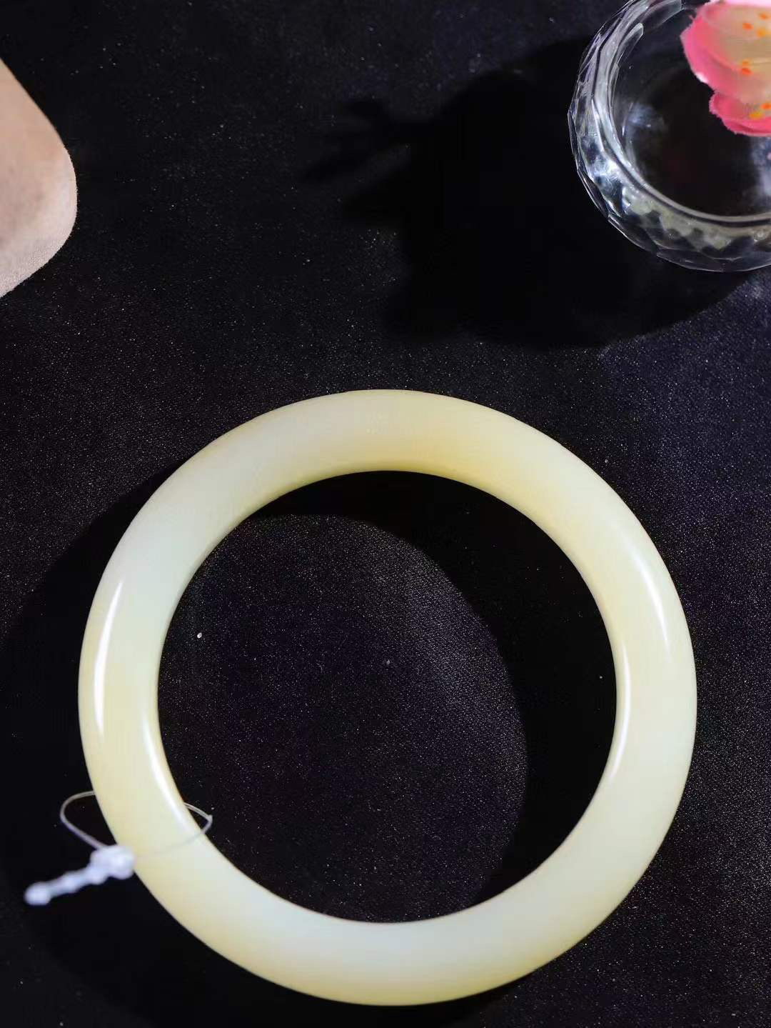 【暖玉生香·手镯】

精品和田玉糖白玉手镯，质地油润细腻，色泽高贵典雅，镯型古朴典雅。在诗情画意的雨巷相遇，你是我腕间的一抹风情，有你眸有深情，清风荡漾湖间静水，我愿俯身低眉，在烟波涟漪处，寻你深情倩影。内径57.5mm尺寸12-9.7mm重62.5克  6930951T