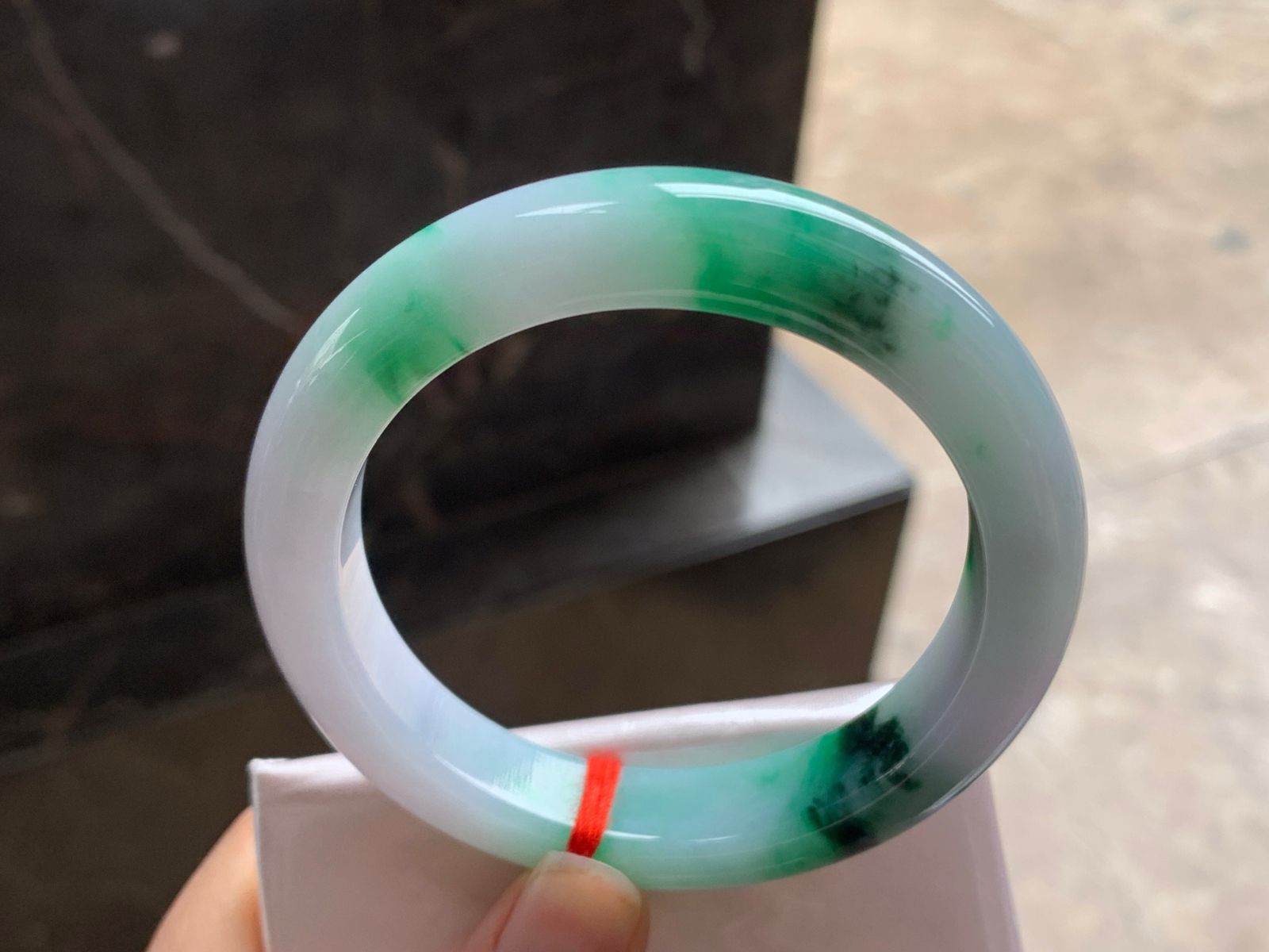 55-12-9.2

带色手镯^_^颜色鲜艳 玉质温润