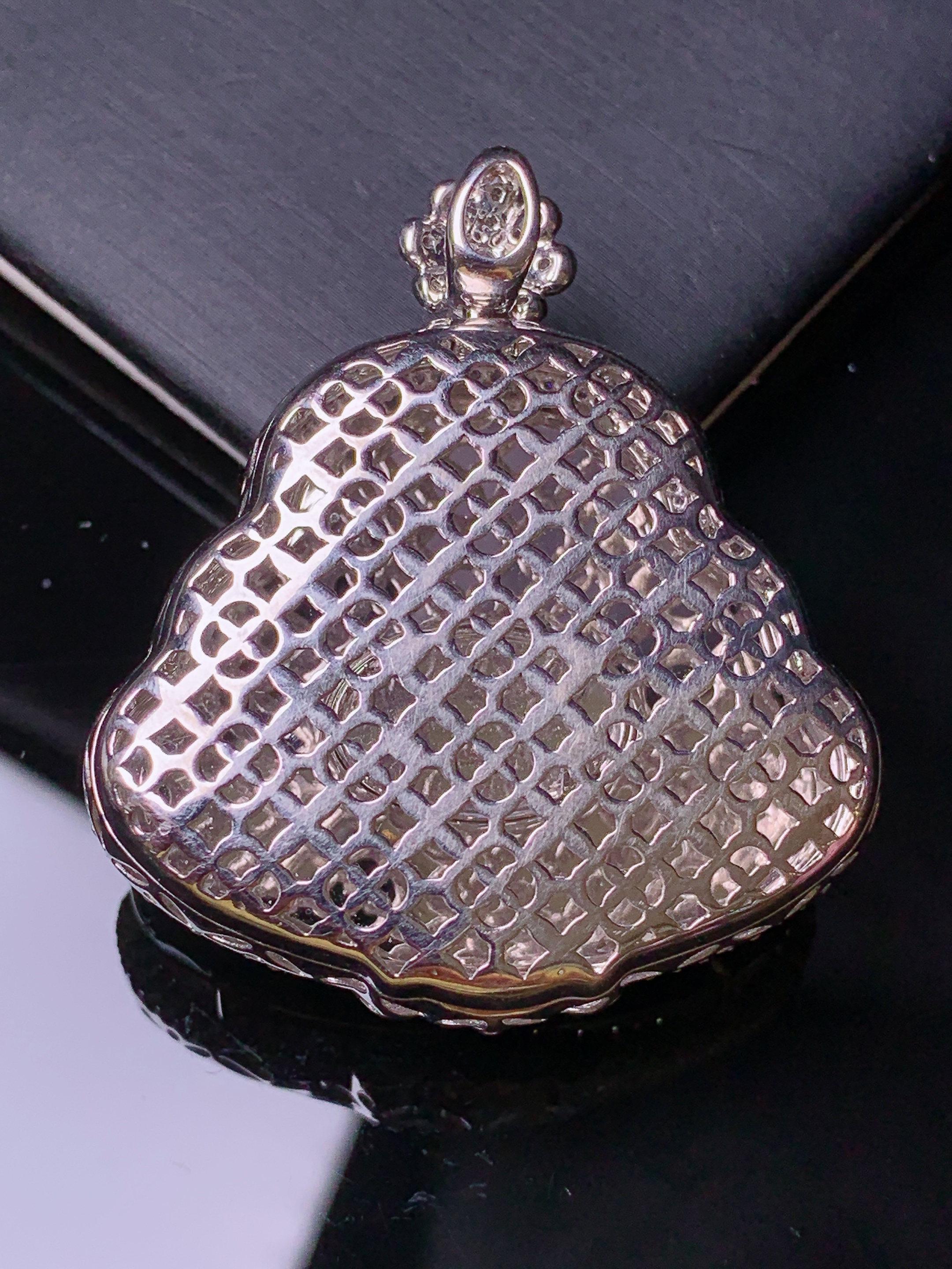 18k金钻镶嵌飘绿佛公吊坠 玉质细腻 色泽艳丽清新 水润亮眼 整体尺寸43.2*38.2*14.2