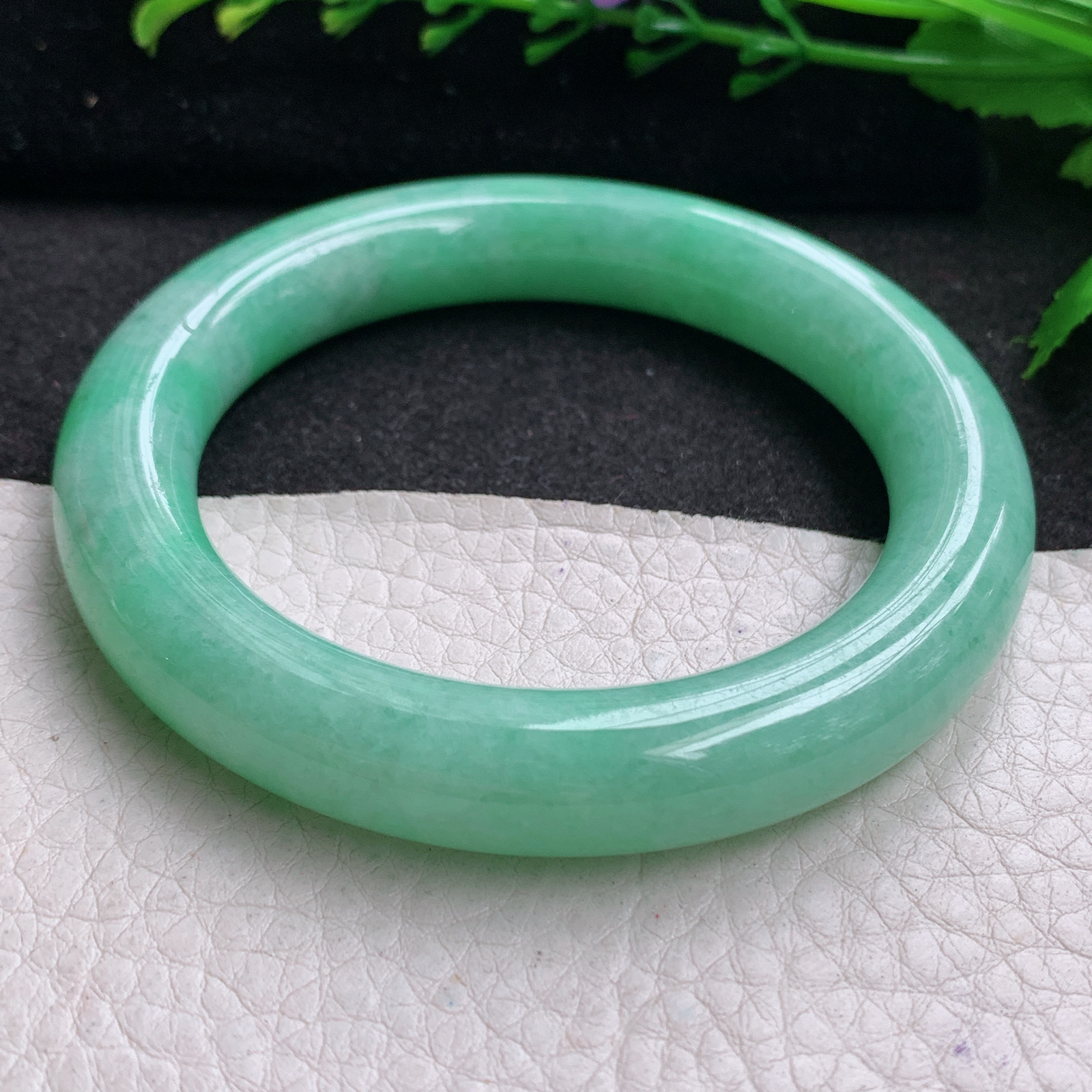 yh实拍55.5*11美人镯 天然缅甸翡翠A货玉手镯满绿圆条玉手环