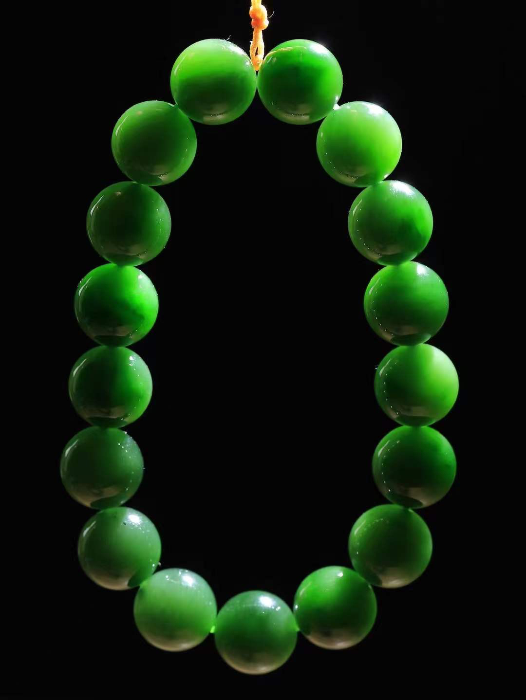 【珠圆玉润.手串】

精品和田玉碧玉珠圆玉润手串 玉质温润细腻  整串打磨圆润，佩戴舒适。珠珠落玉盘，间关莺语花底滑，一生美好时光，无论身在何处，都有它相伴相守。事事顺遂，幸福美满，吉祥如意。重46.8克 尺寸取一12mm FDL-1630900