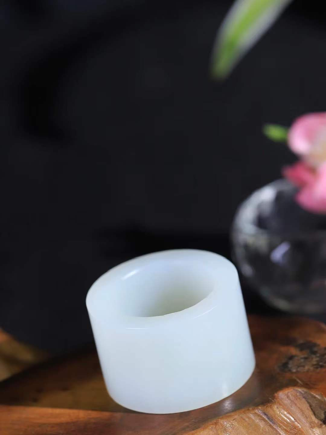 【古韵·扳指】

精品和田玉白玉扳指，玉质温润，油润感十足， 整器古韵生辉。优雅高贵。运筹帷幄